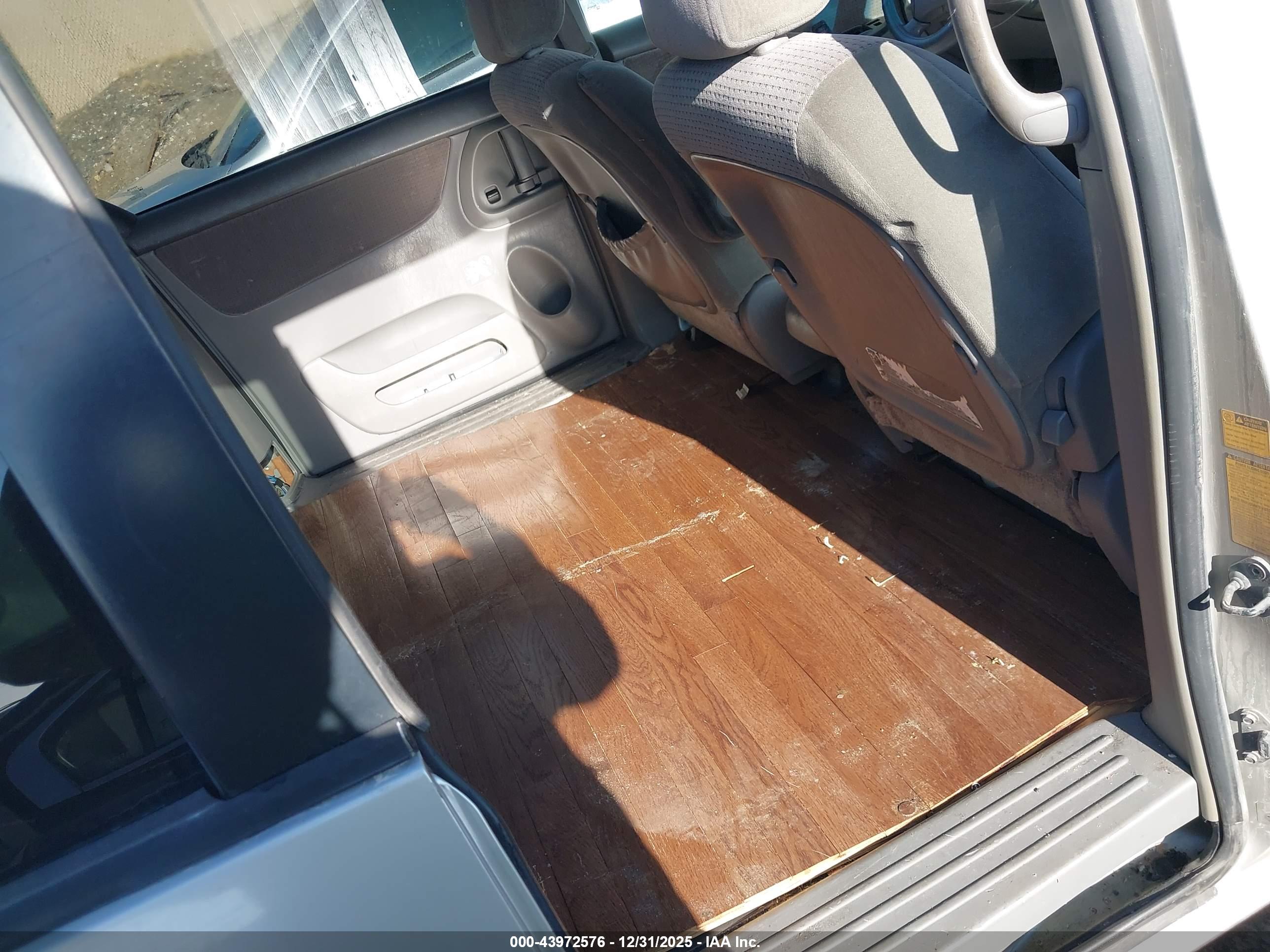 TOYOTA SIENNA image 8