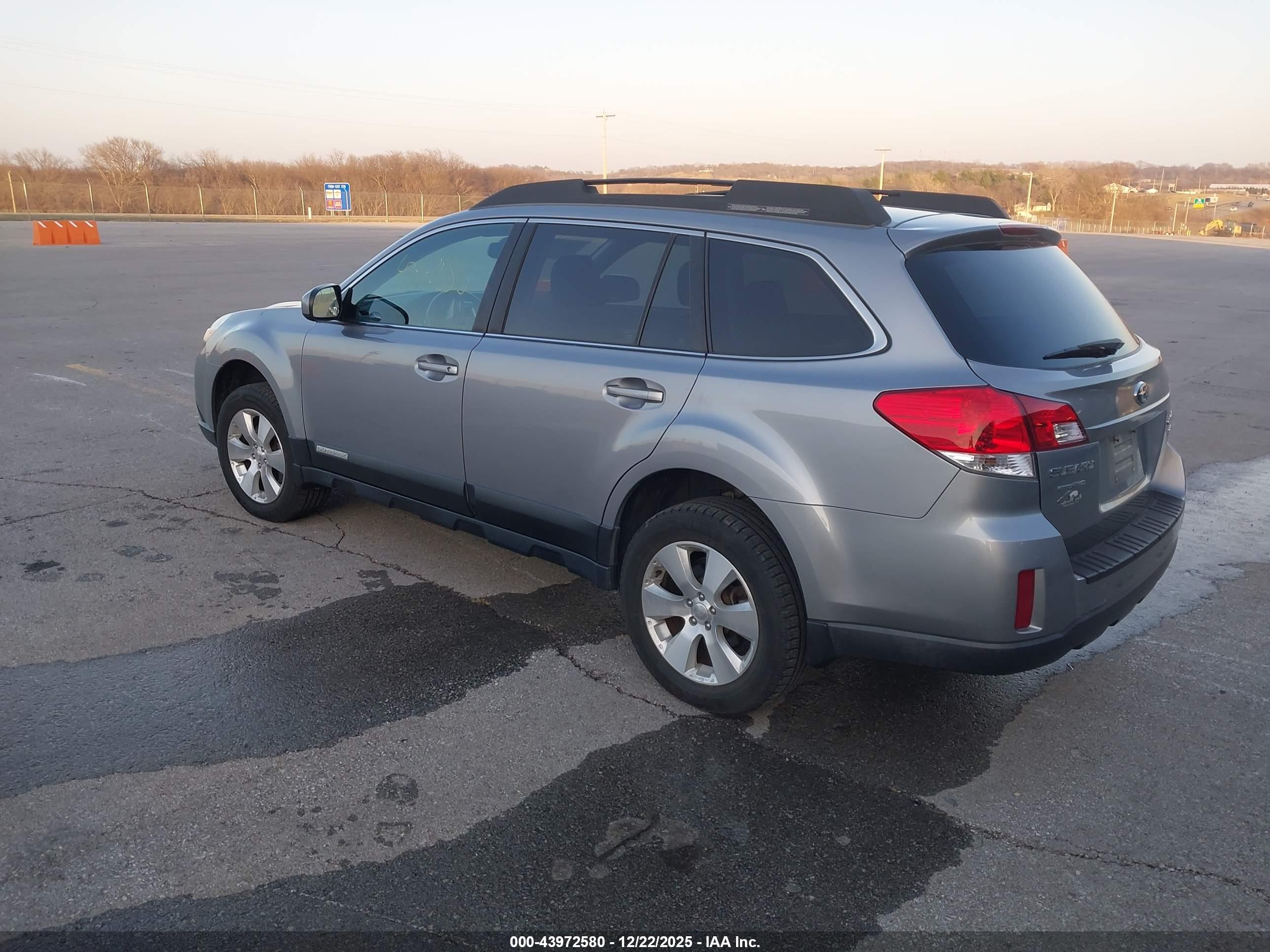 SUBARU OUTBACK image 3