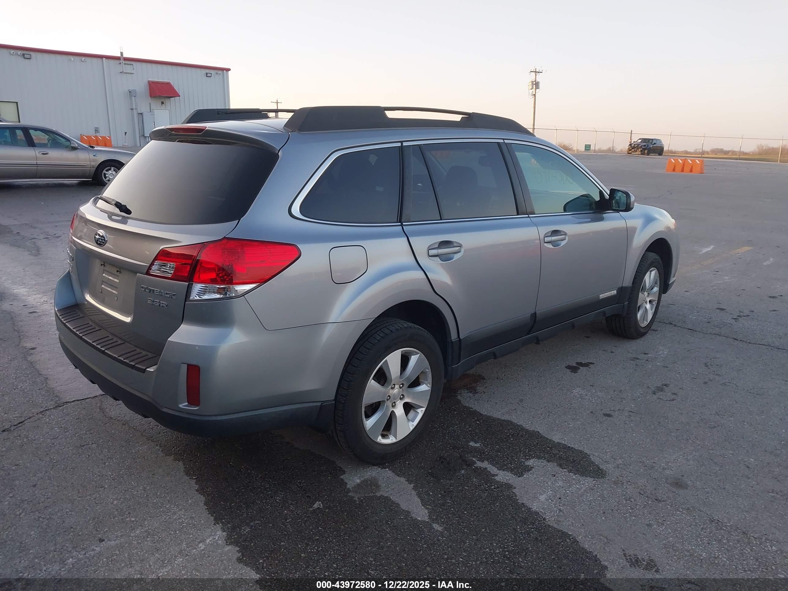 SUBARU OUTBACK image 4