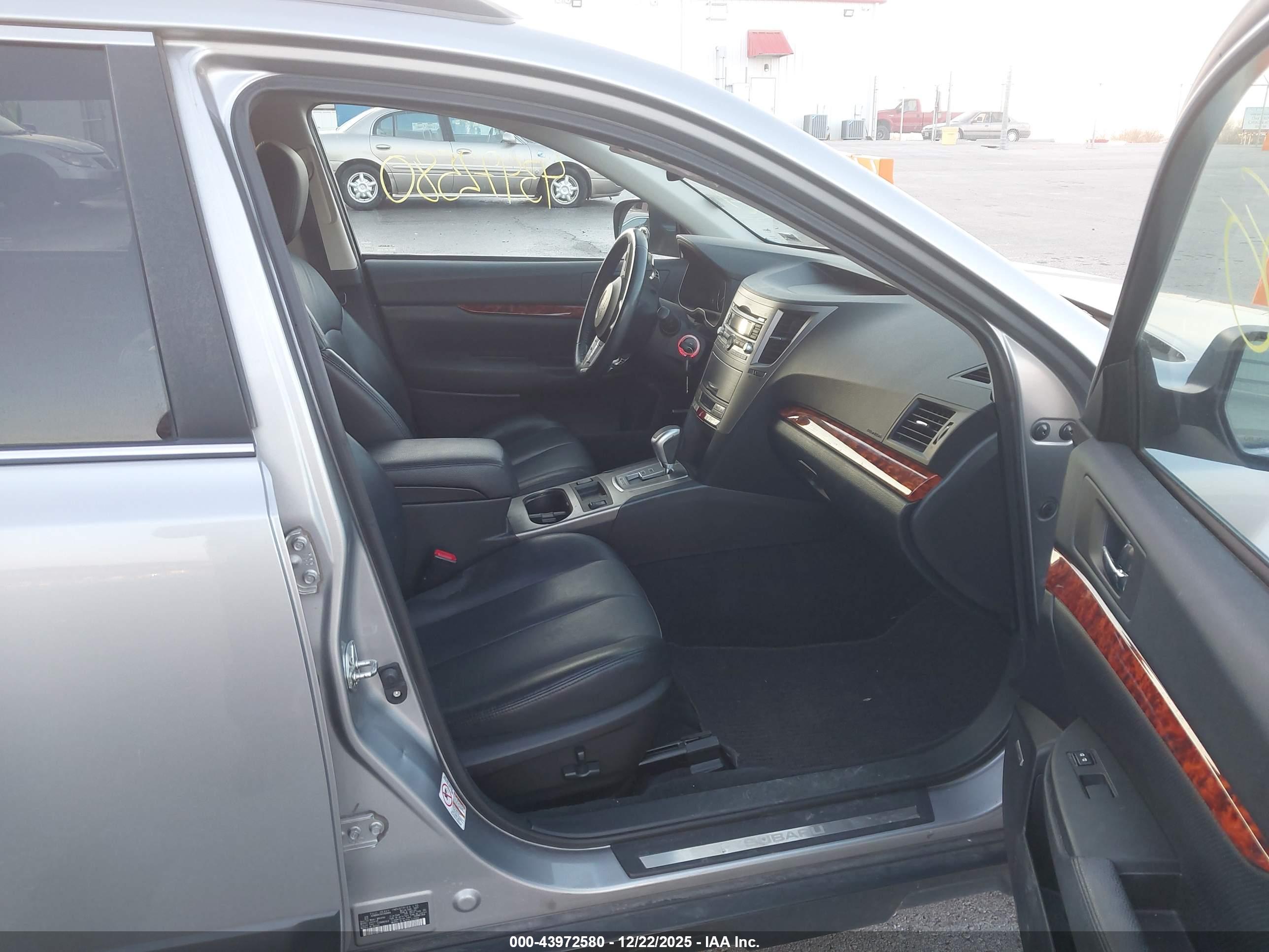 SUBARU OUTBACK image 5