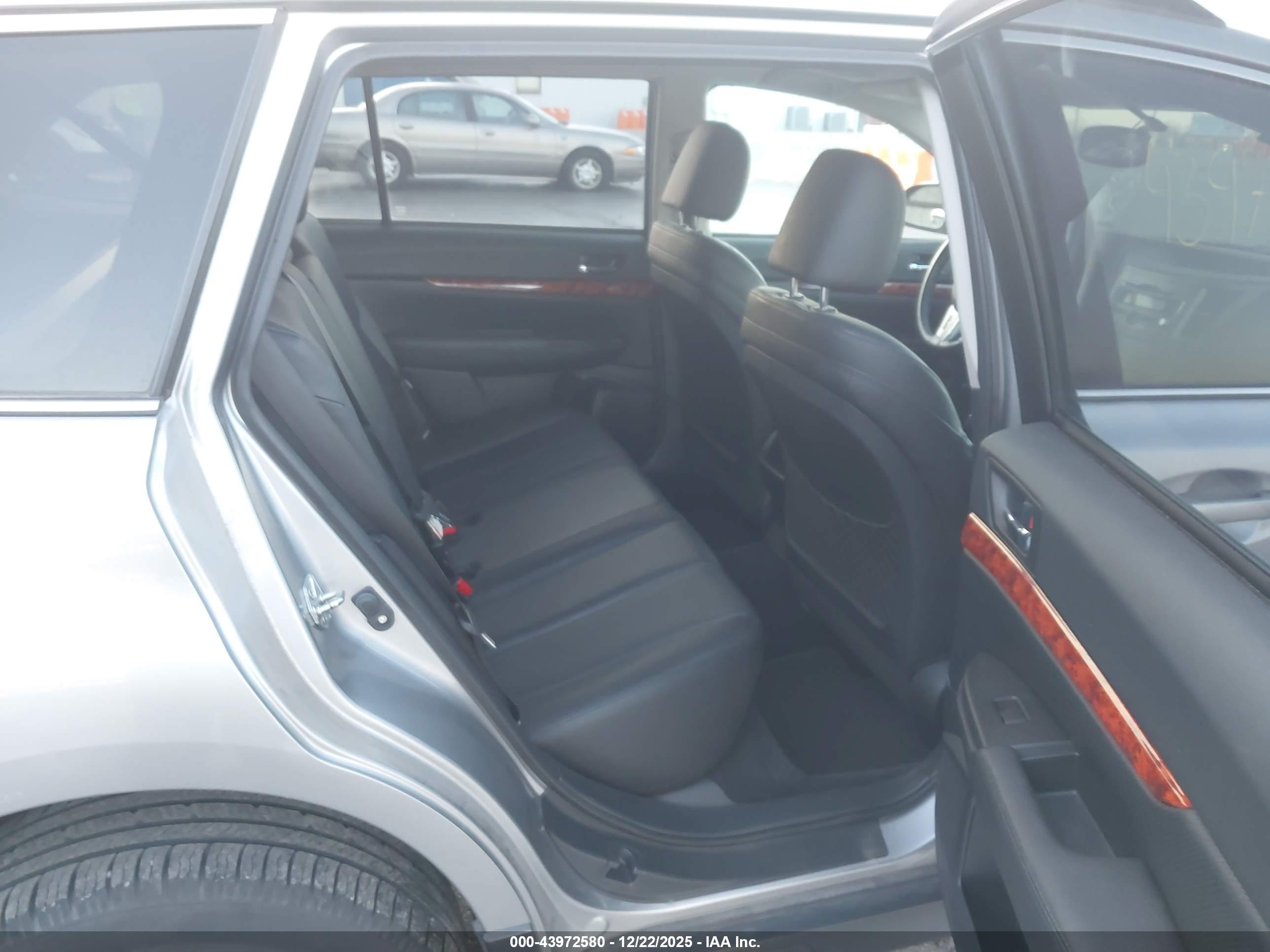 SUBARU OUTBACK image 8