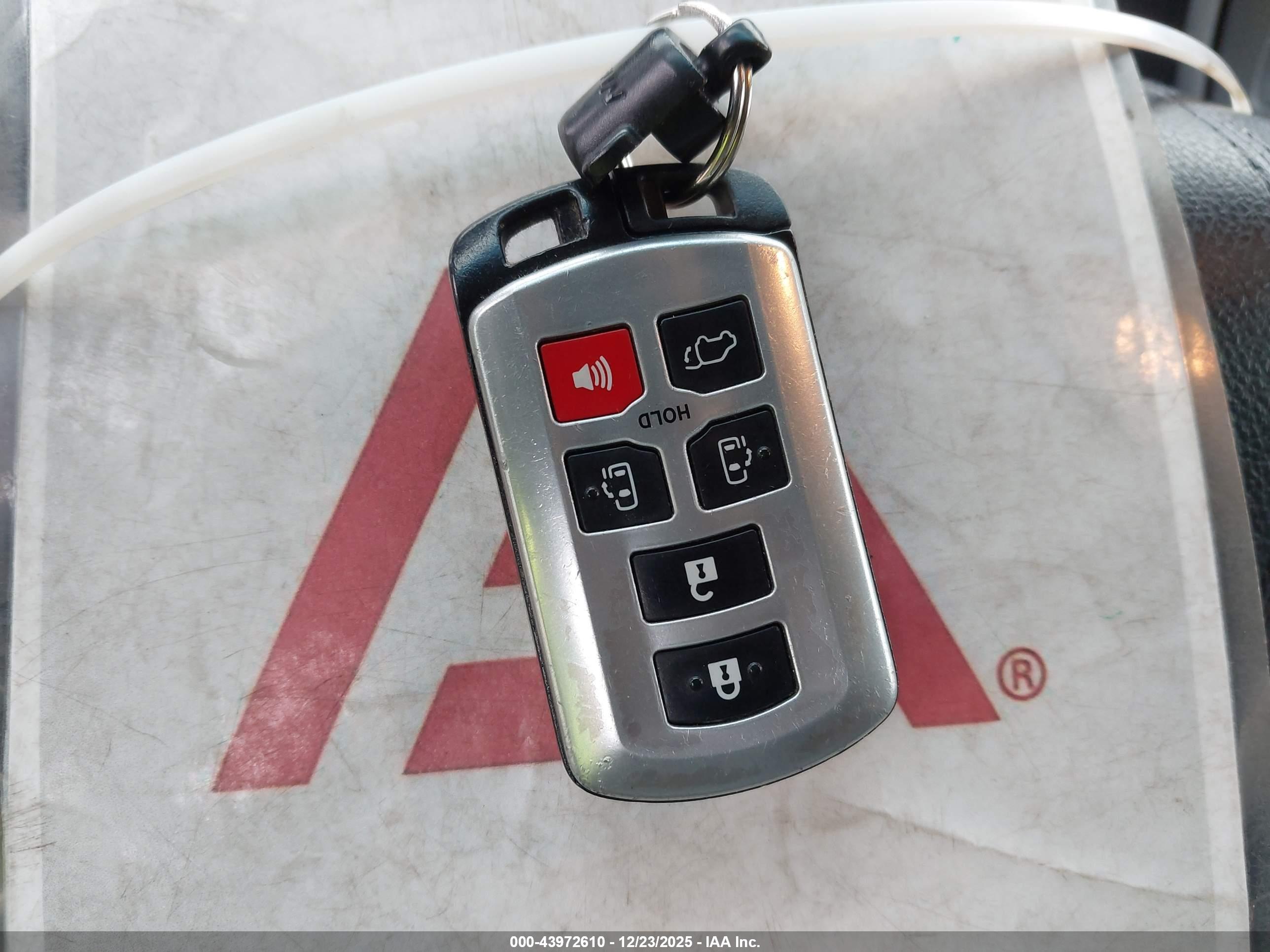 TOYOTA SIENNA image 11