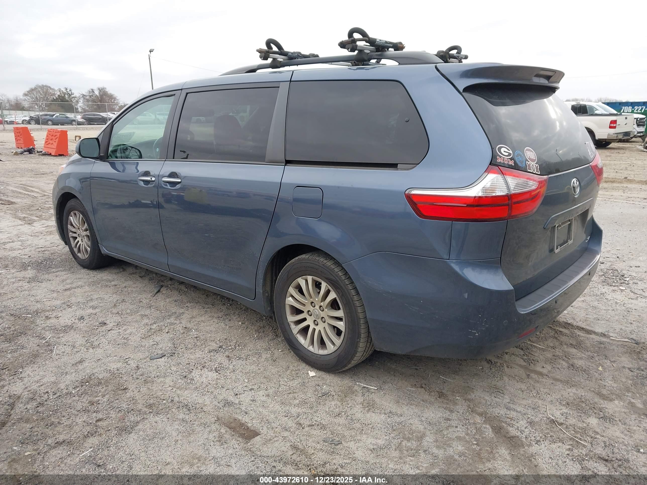 TOYOTA SIENNA image 3