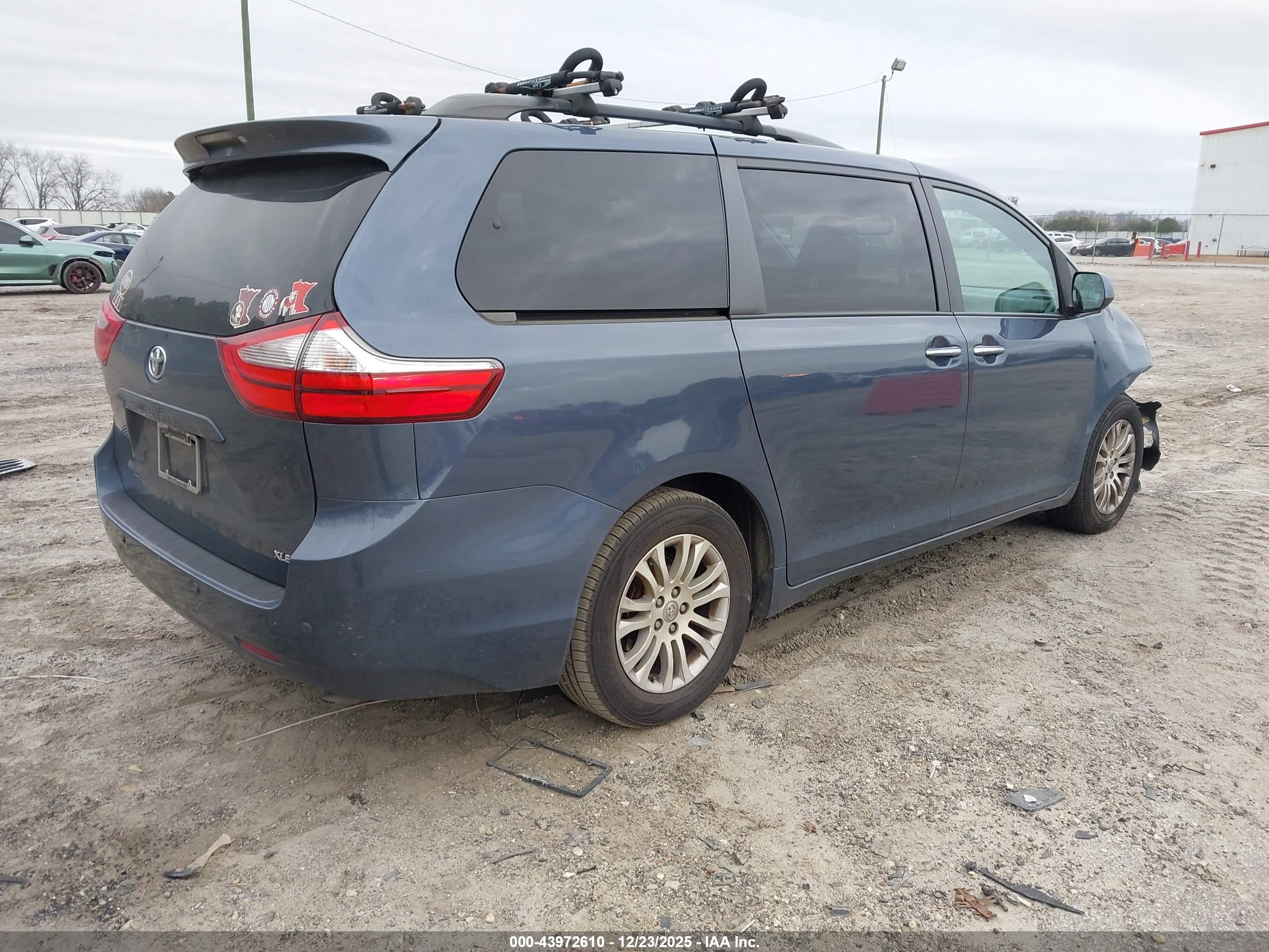TOYOTA SIENNA image 4