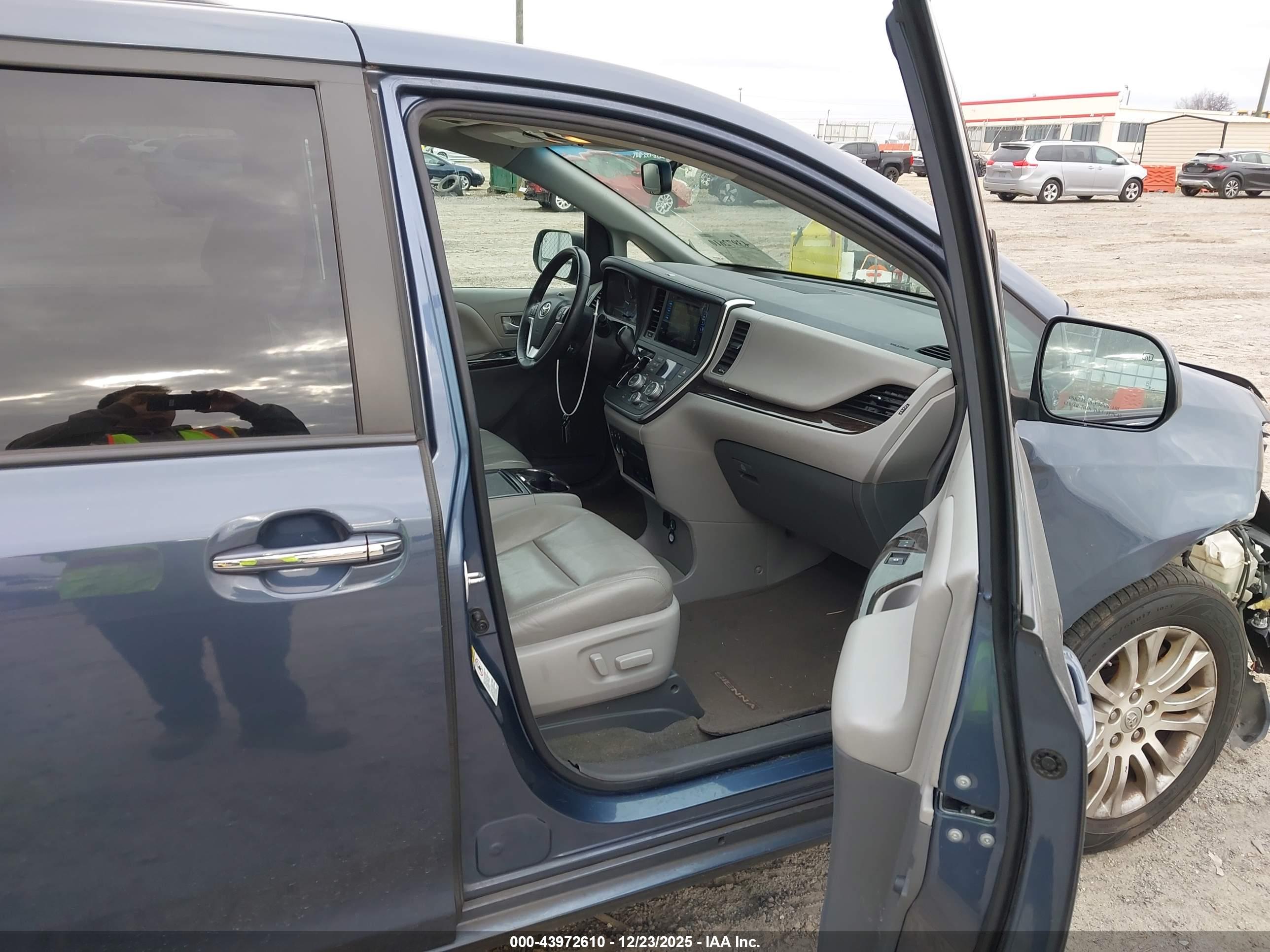 TOYOTA SIENNA image 5