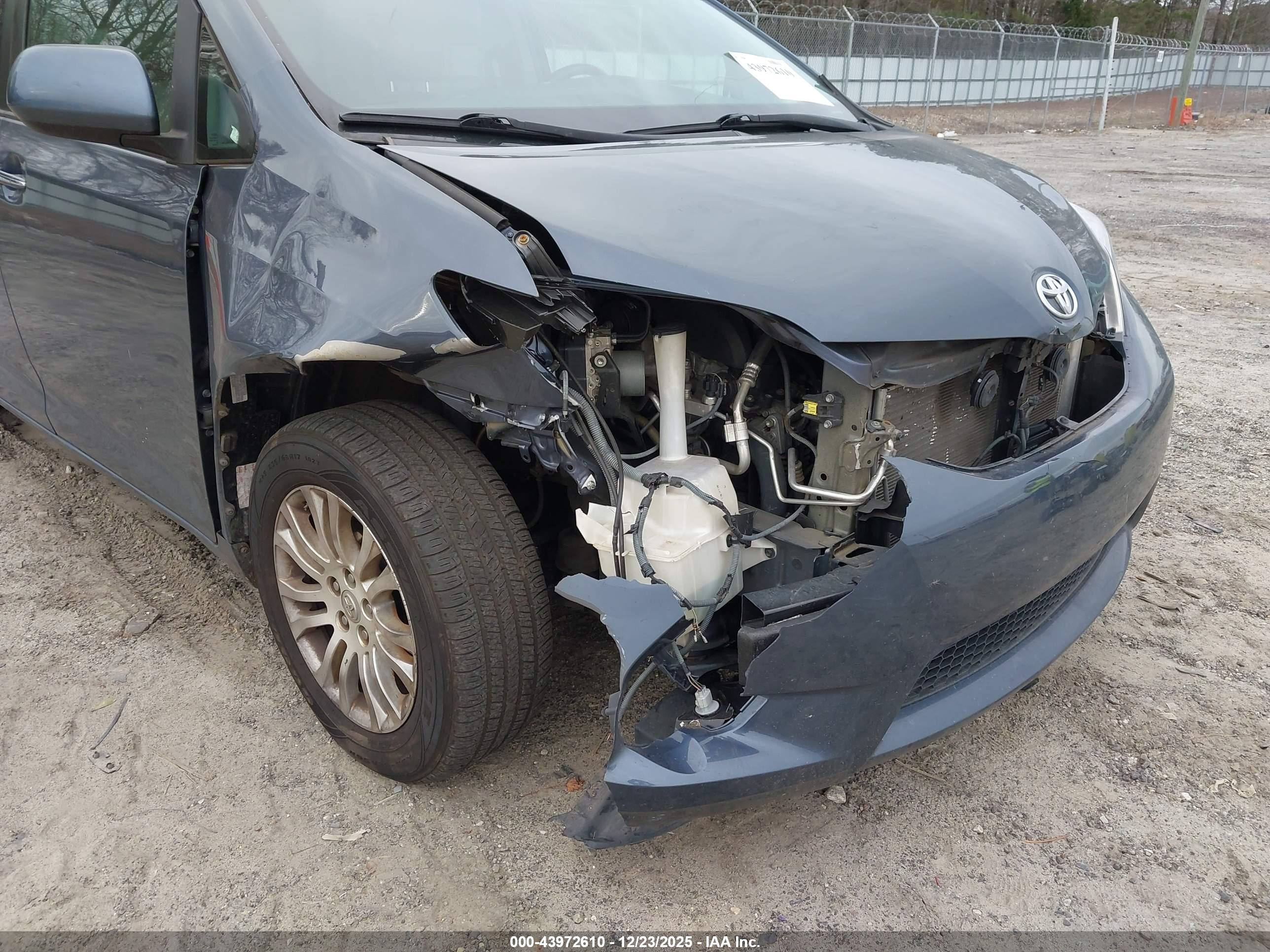 TOYOTA SIENNA image 6