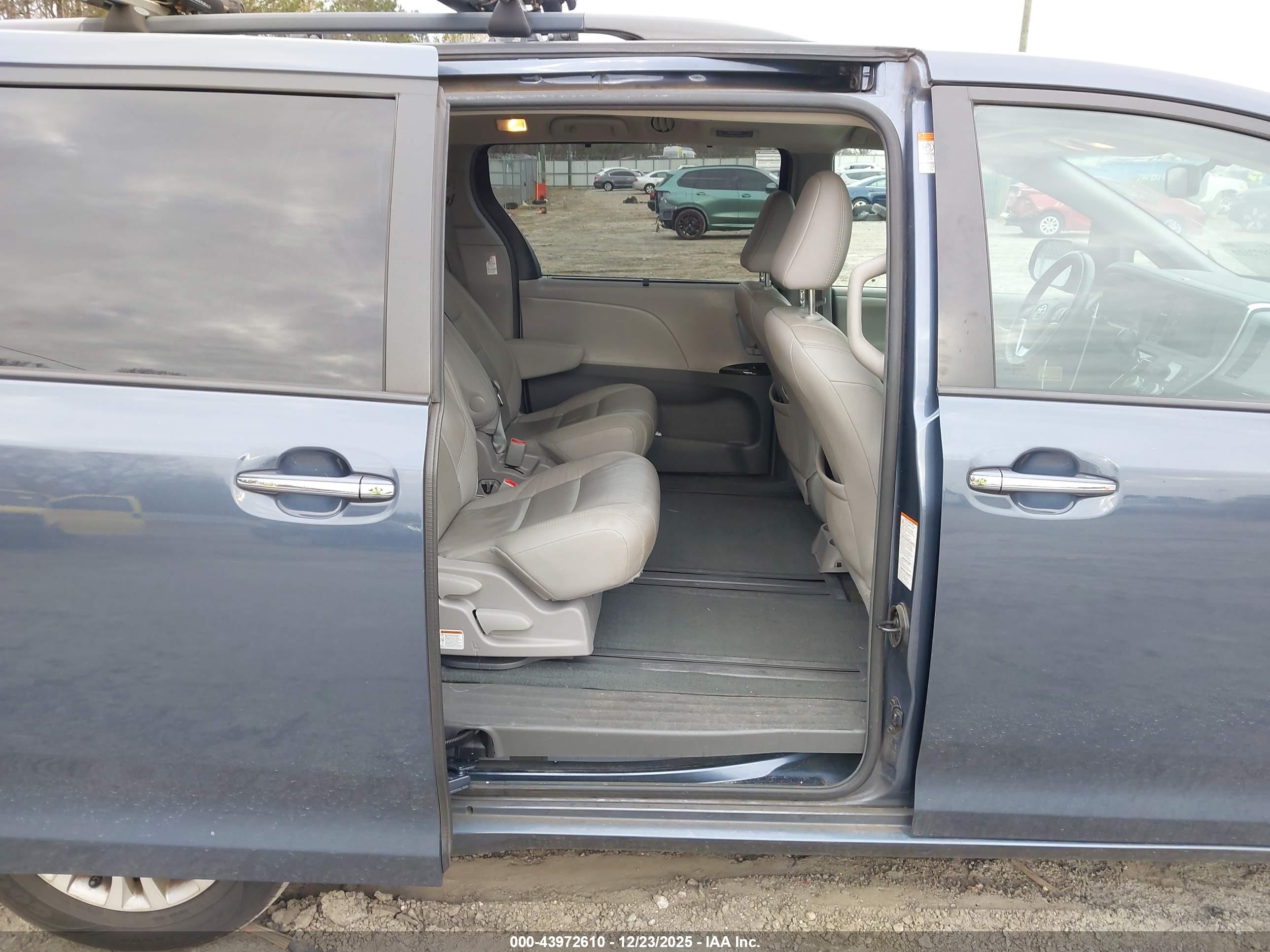 TOYOTA SIENNA image 8