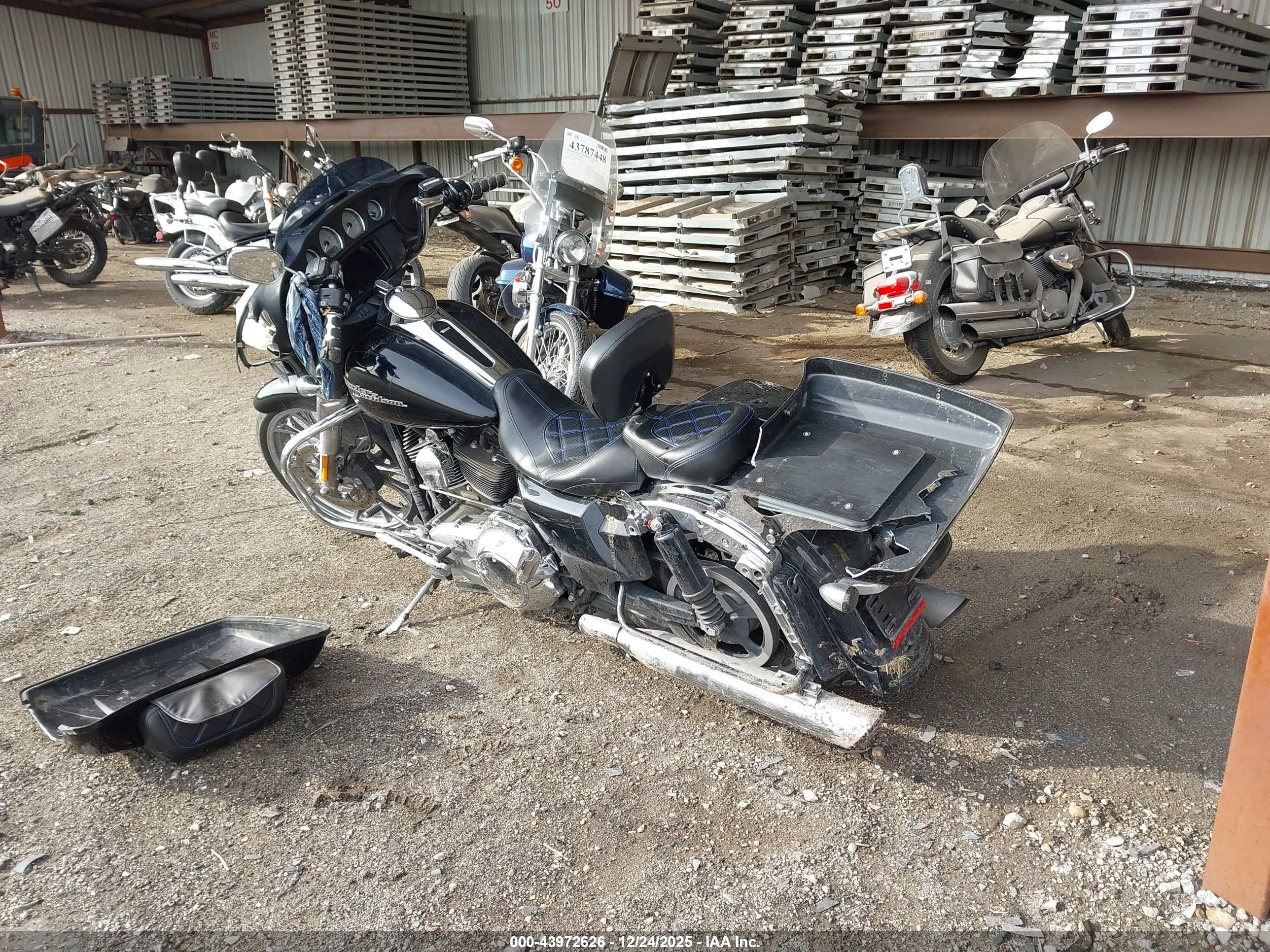 HARLEY-DAVIDSON FLHX image 3