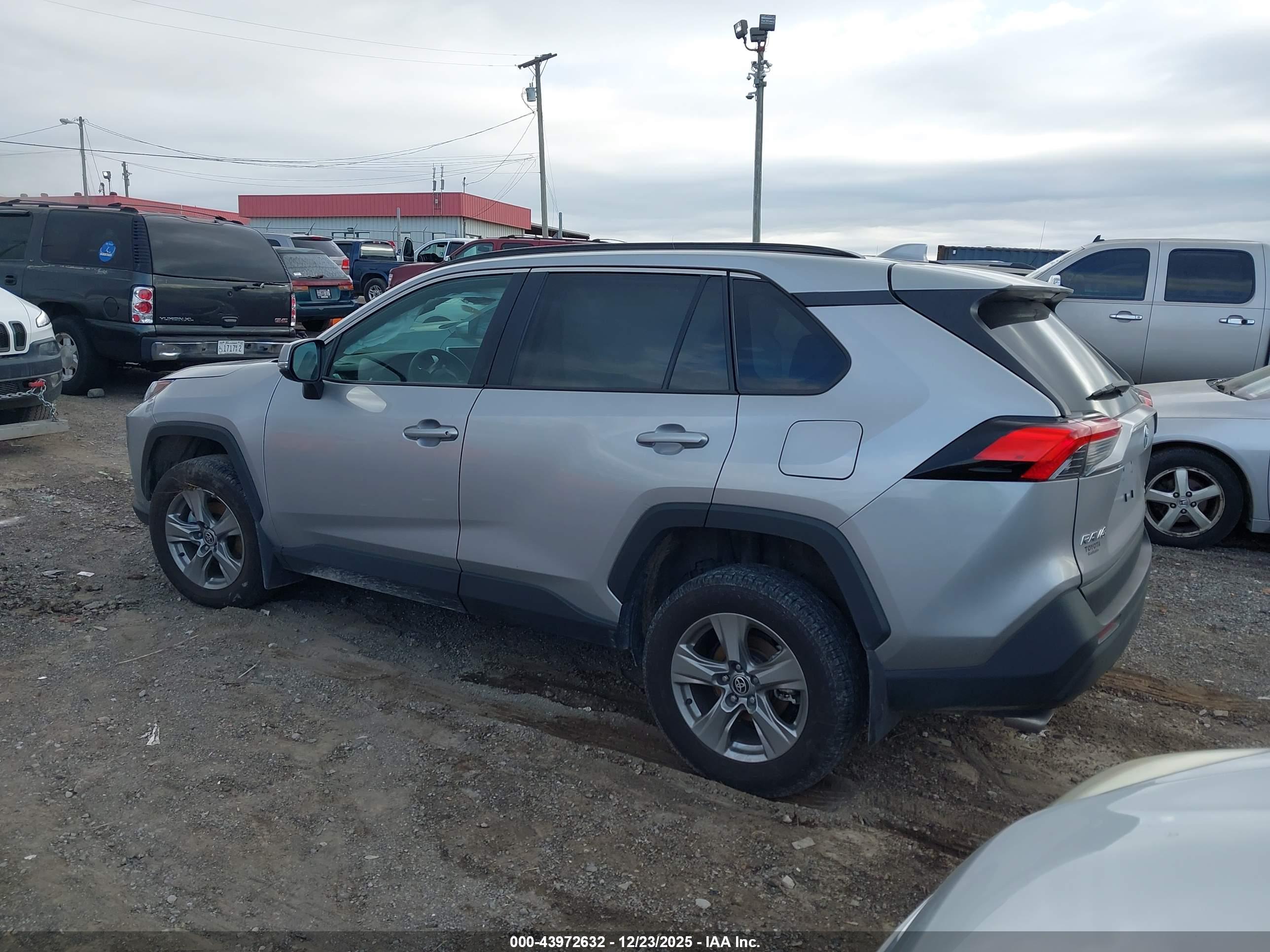 TOYOTA RAV4 image 3