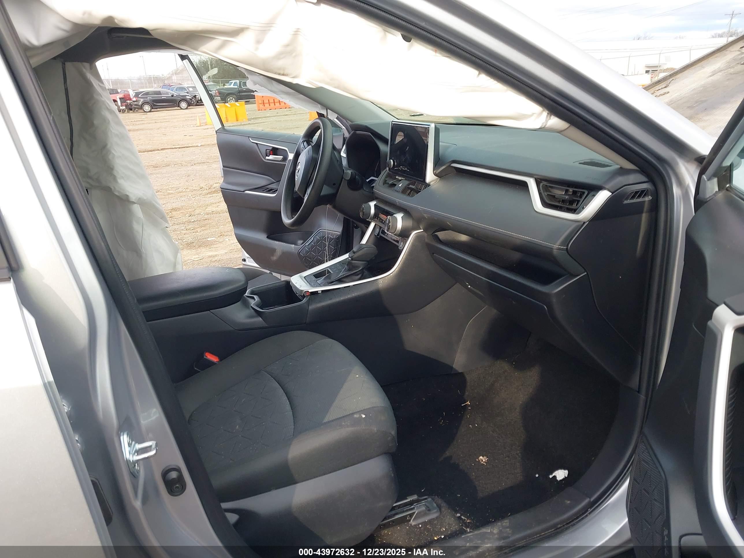 TOYOTA RAV4 image 5