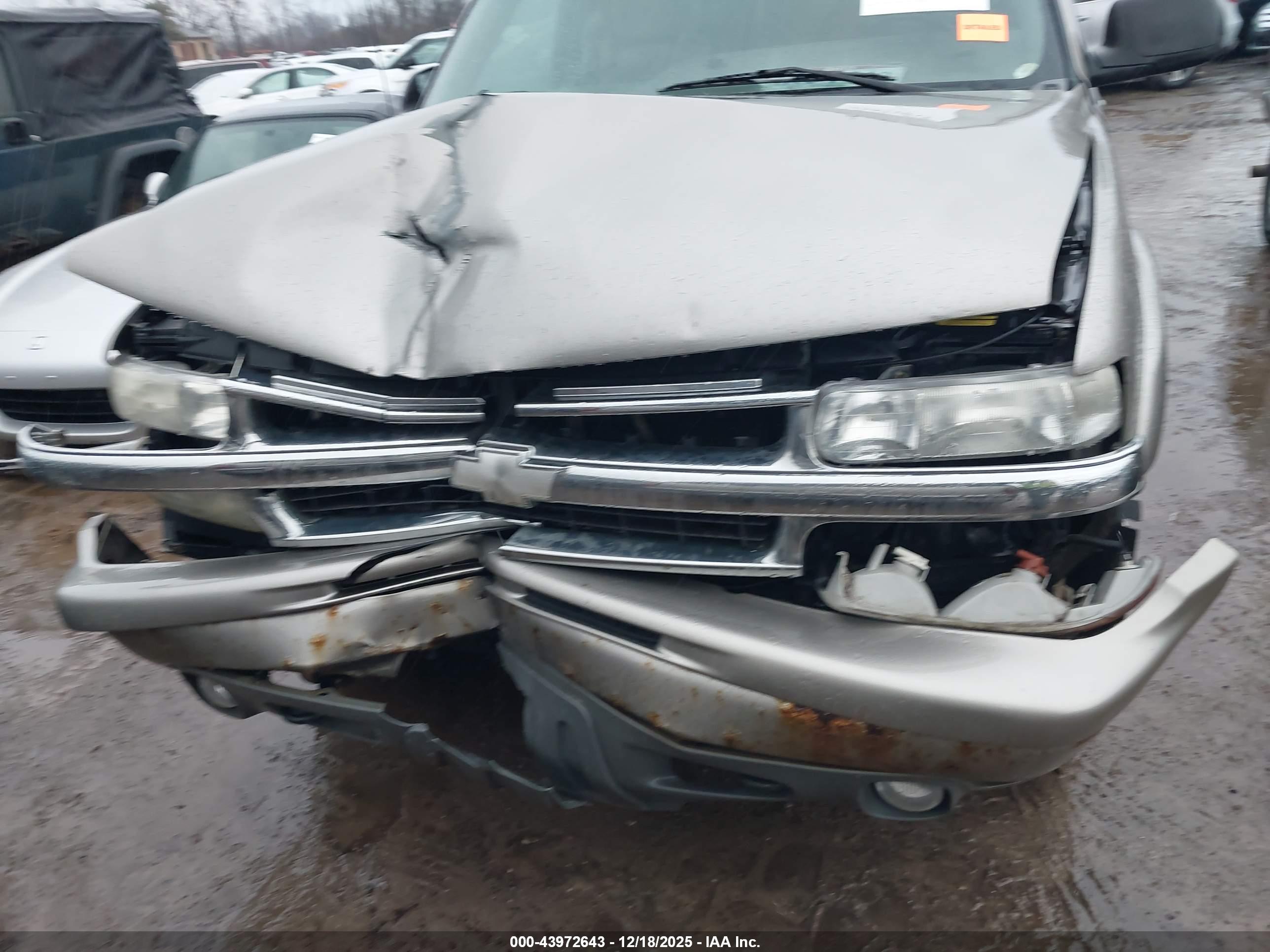 CHEVROLET SUBURBAN image 6