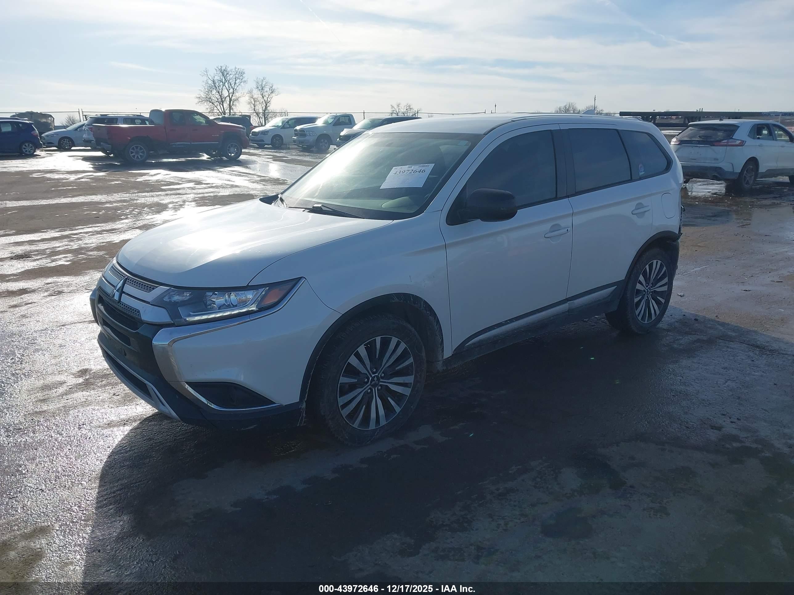 MITSUBISHI OUTLANDER image 2