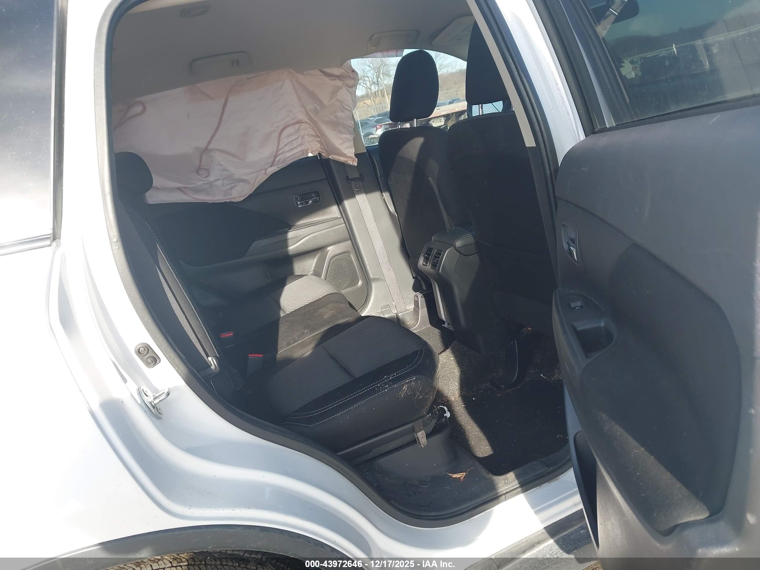 MITSUBISHI OUTLANDER image 8