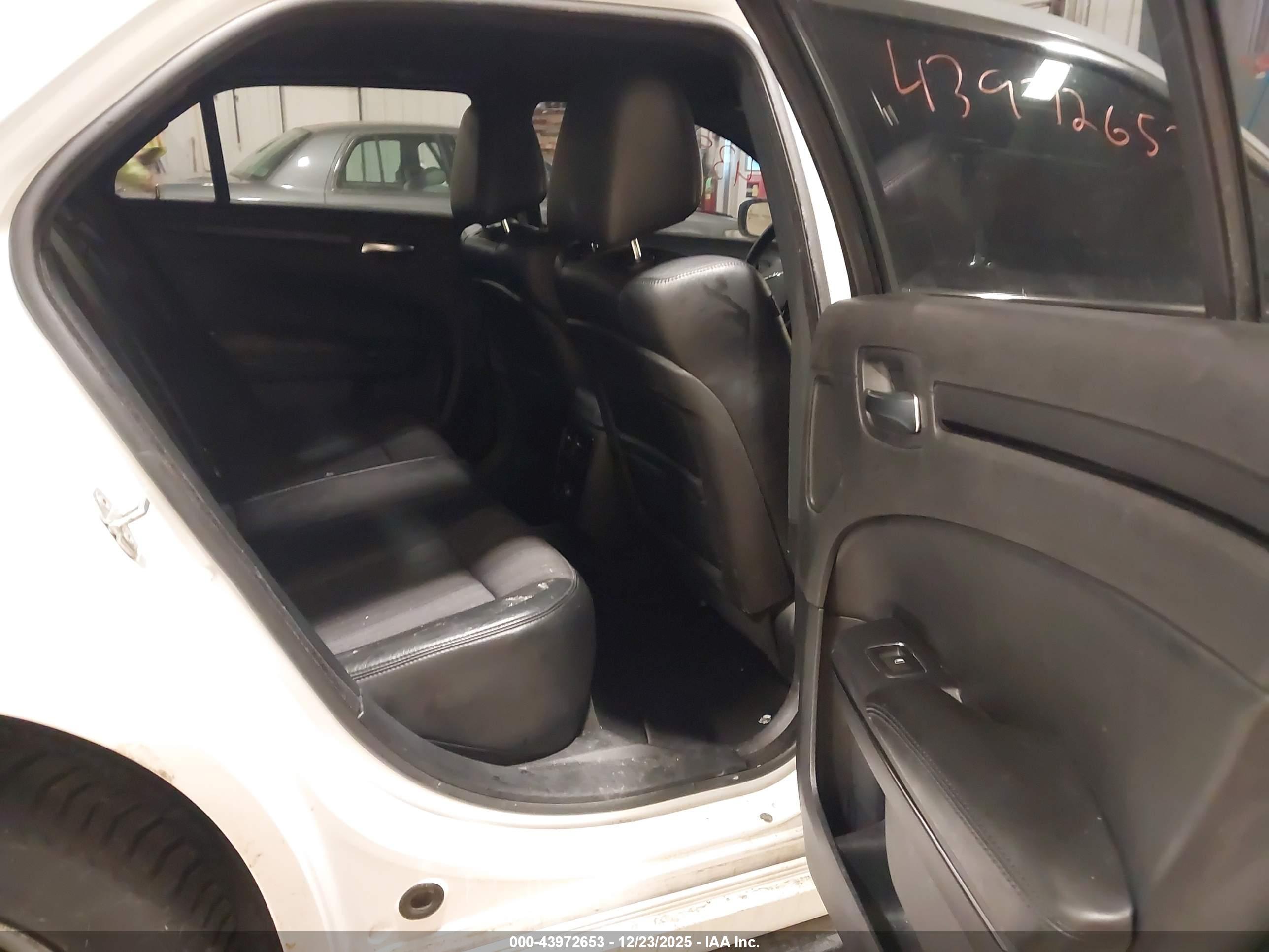 CHRYSLER 300 image 8