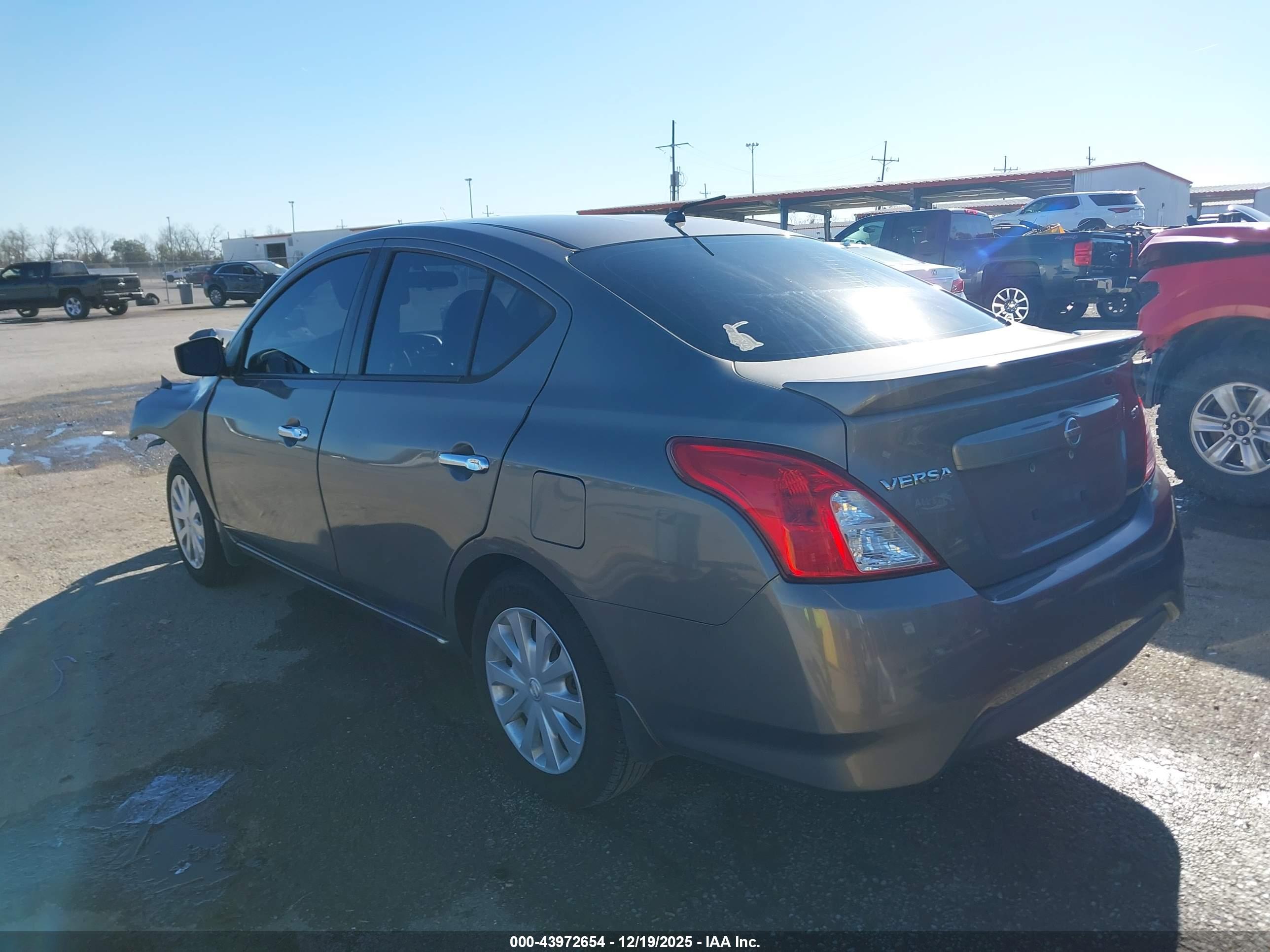 NISSAN VERSA image 3