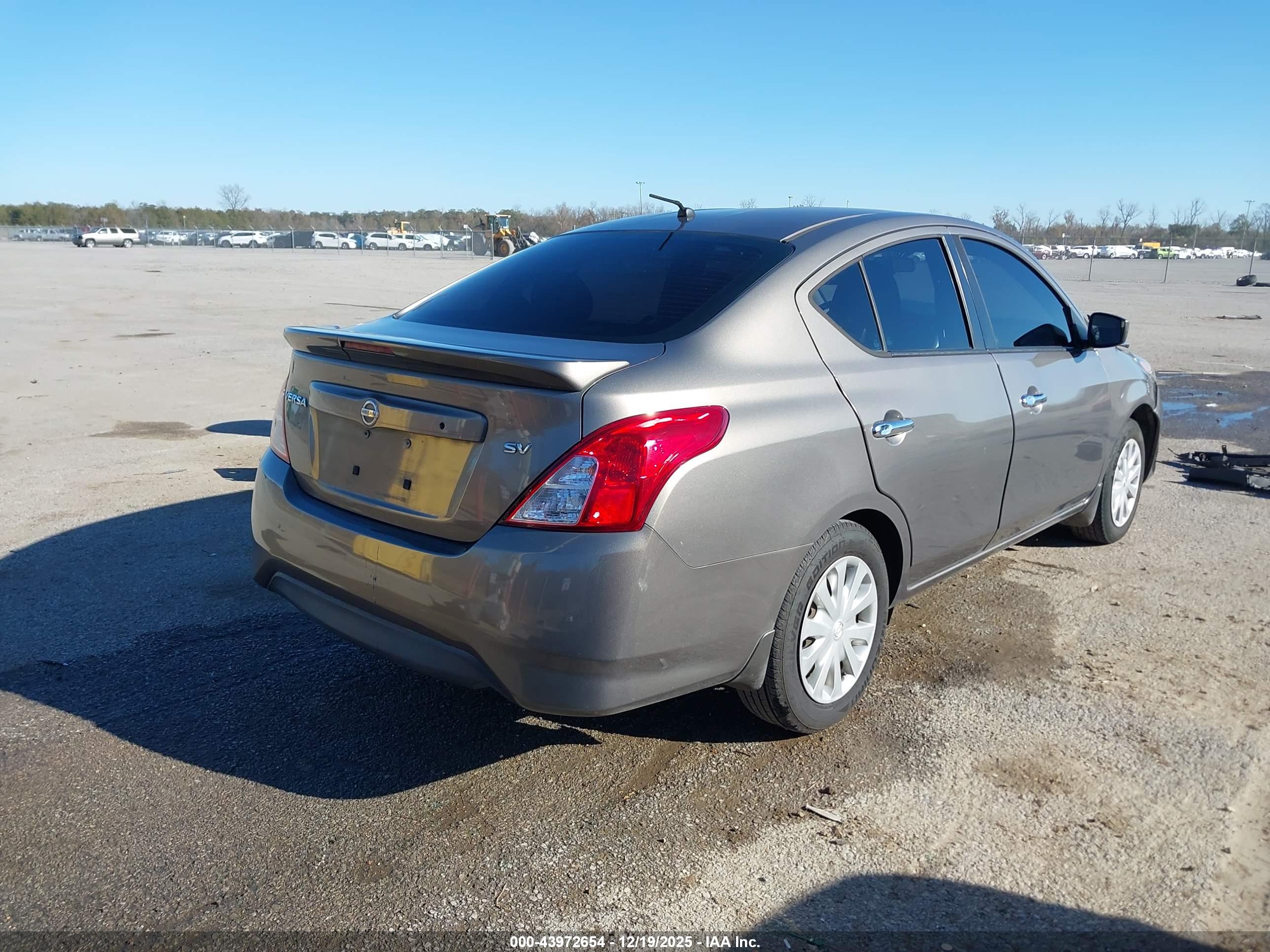 NISSAN VERSA image 4