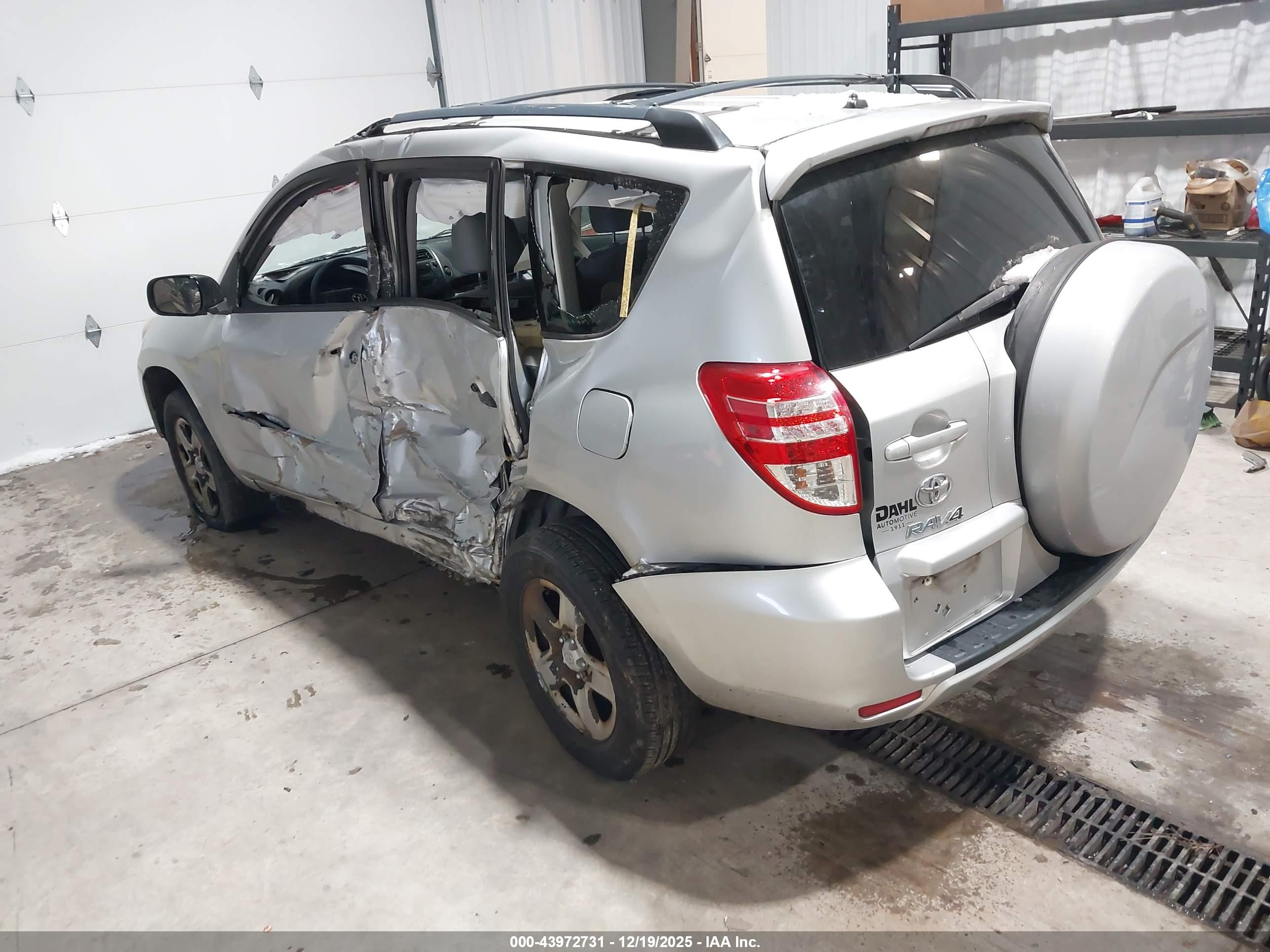 TOYOTA RAV4 image 3