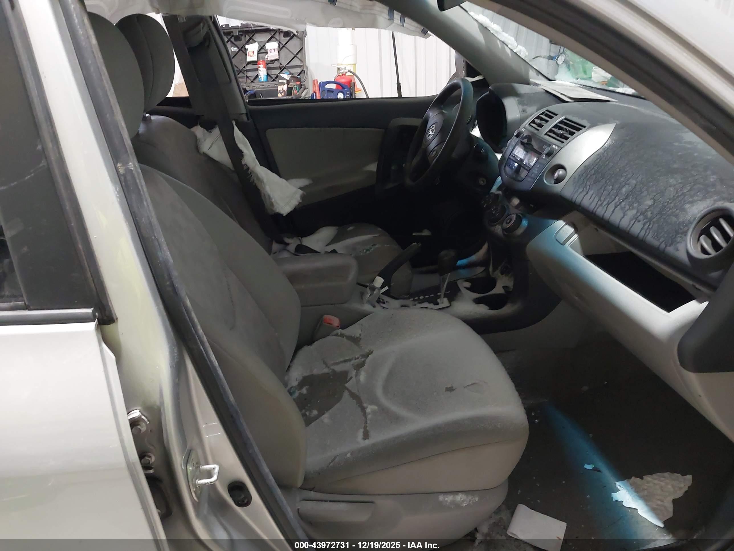 TOYOTA RAV4 image 5
