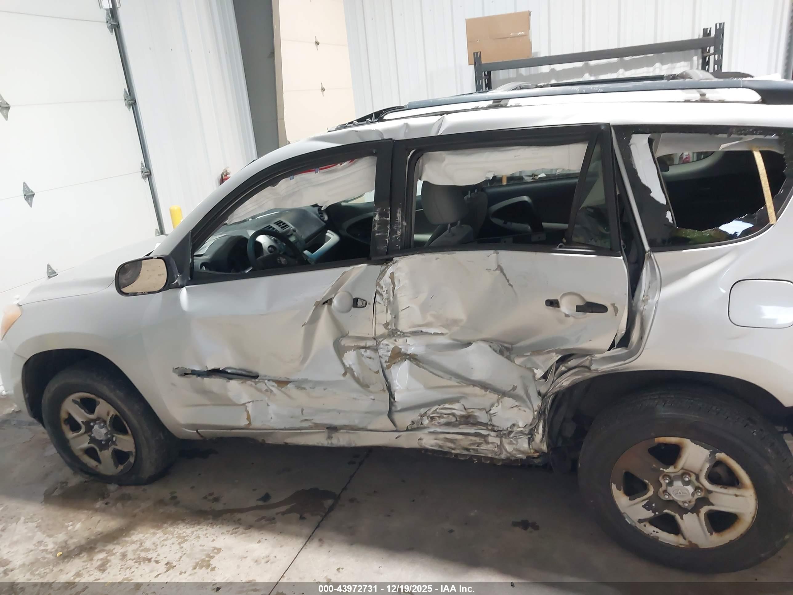 TOYOTA RAV4 image 6
