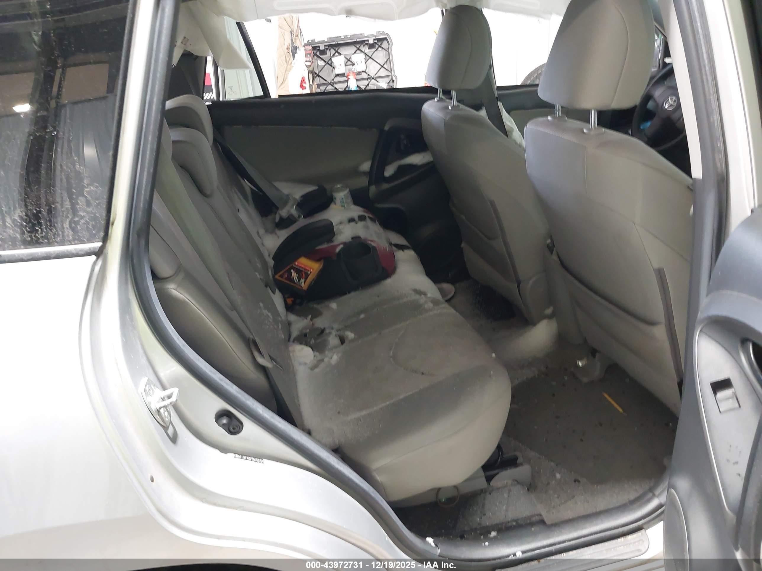 TOYOTA RAV4 image 8