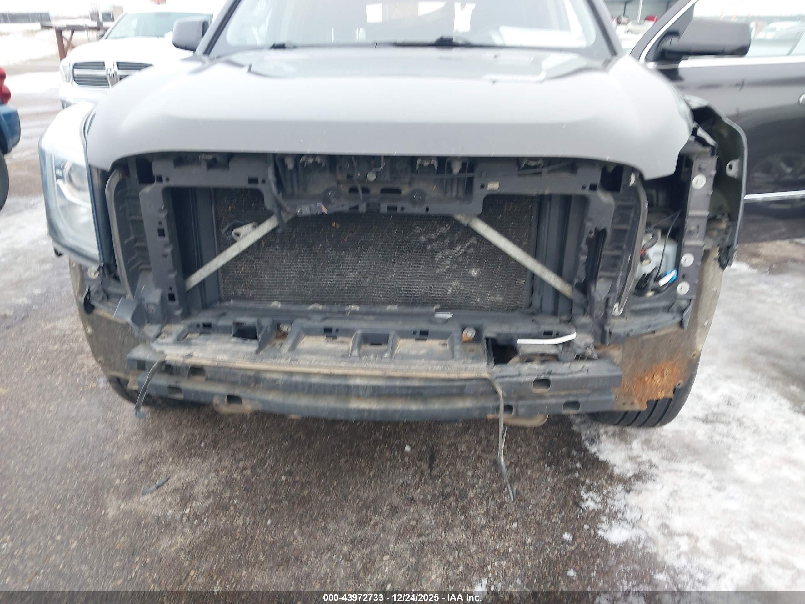 GMC YUKON image 6