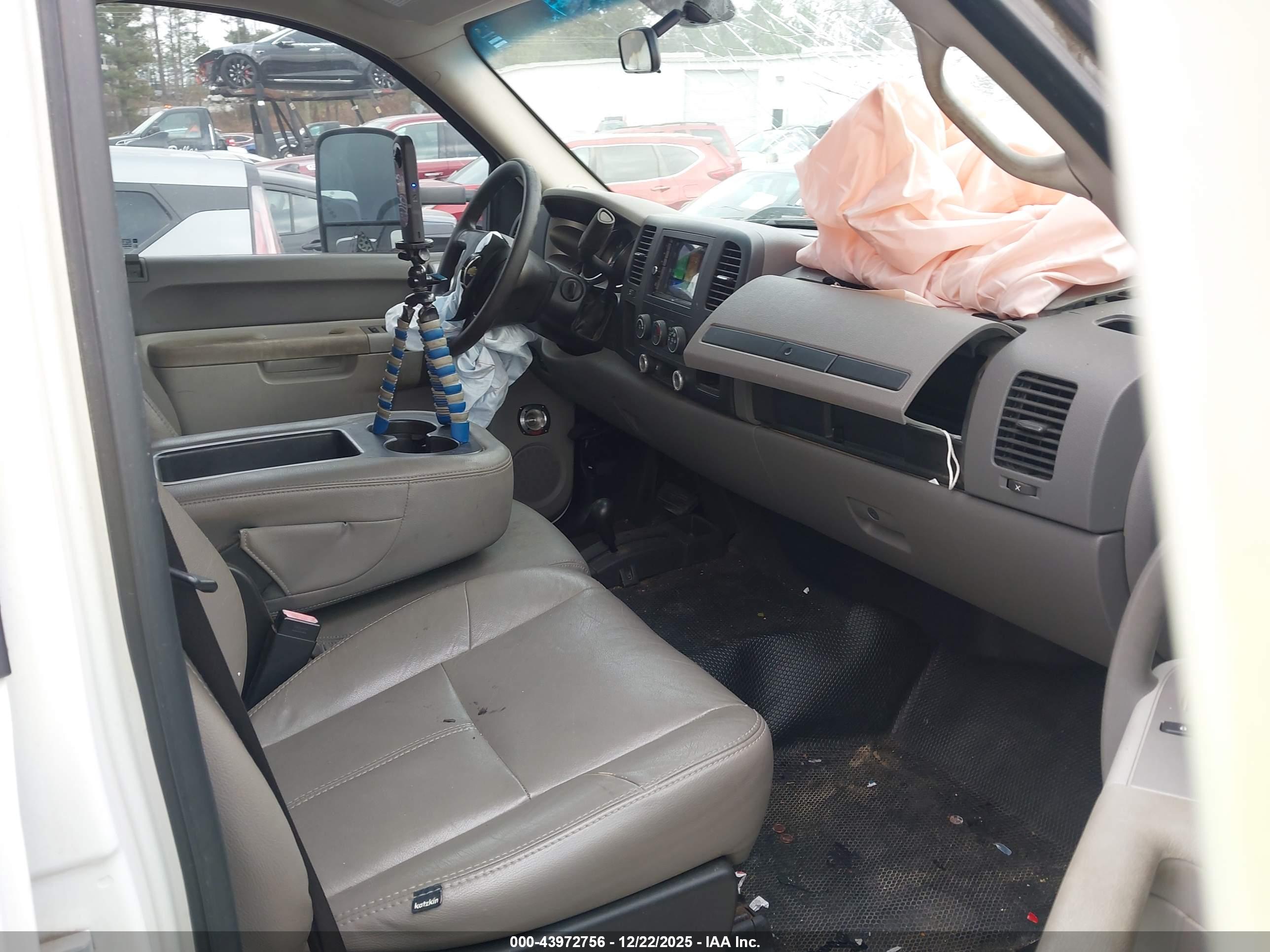 CHEVROLET SILVERADO image 5