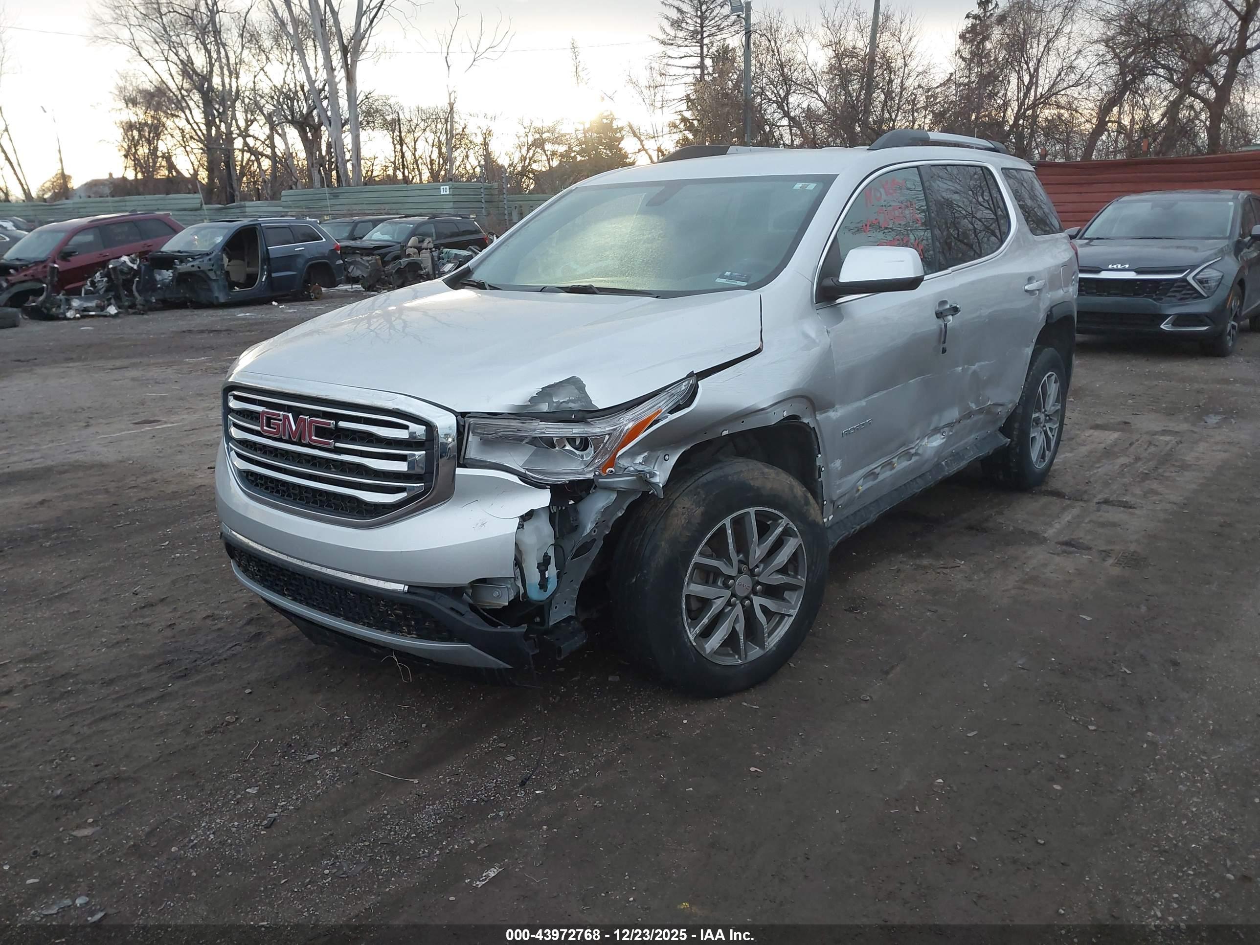 GMC ACADIA image 2
