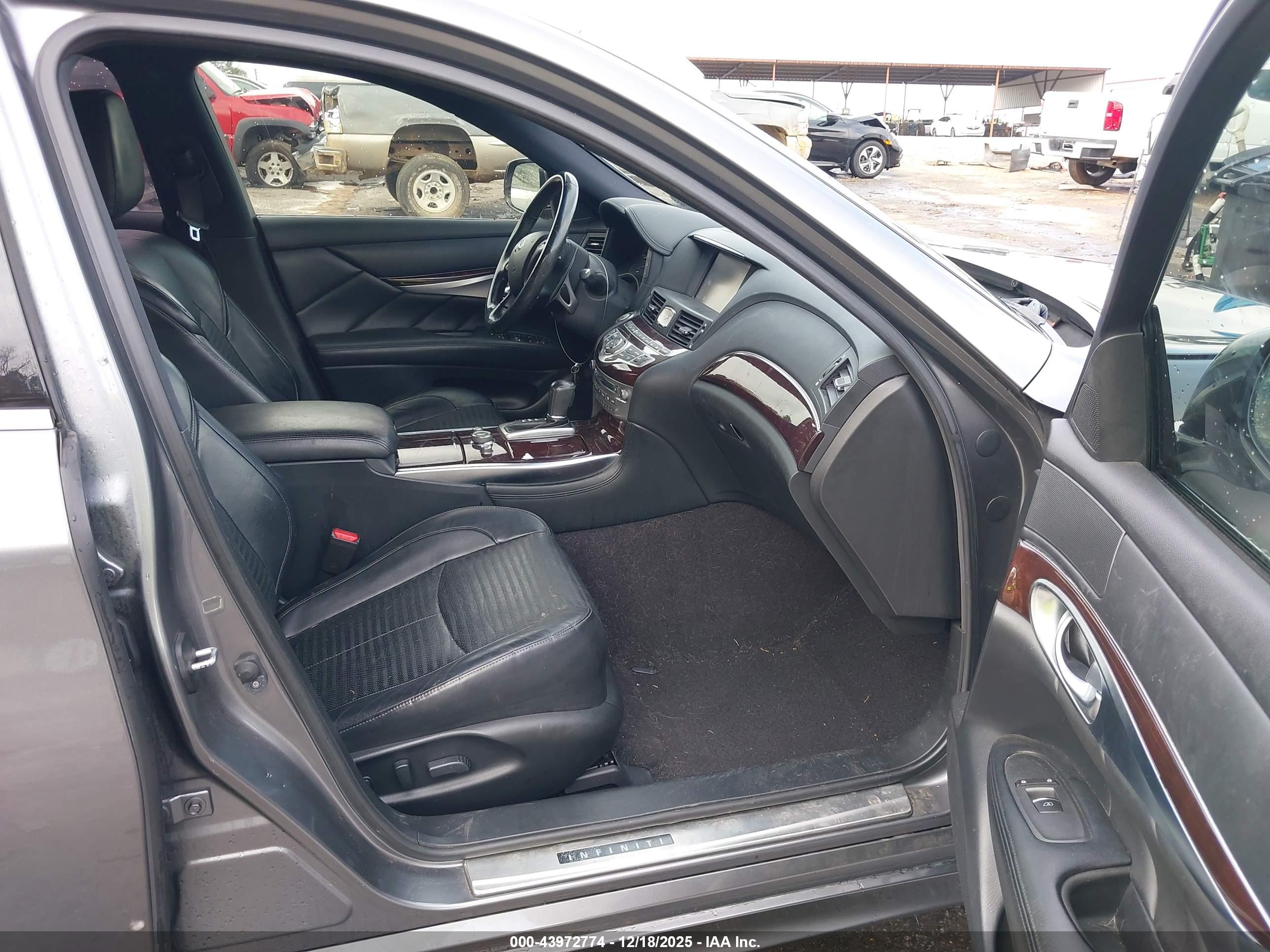 INFINITI Q70 image 5