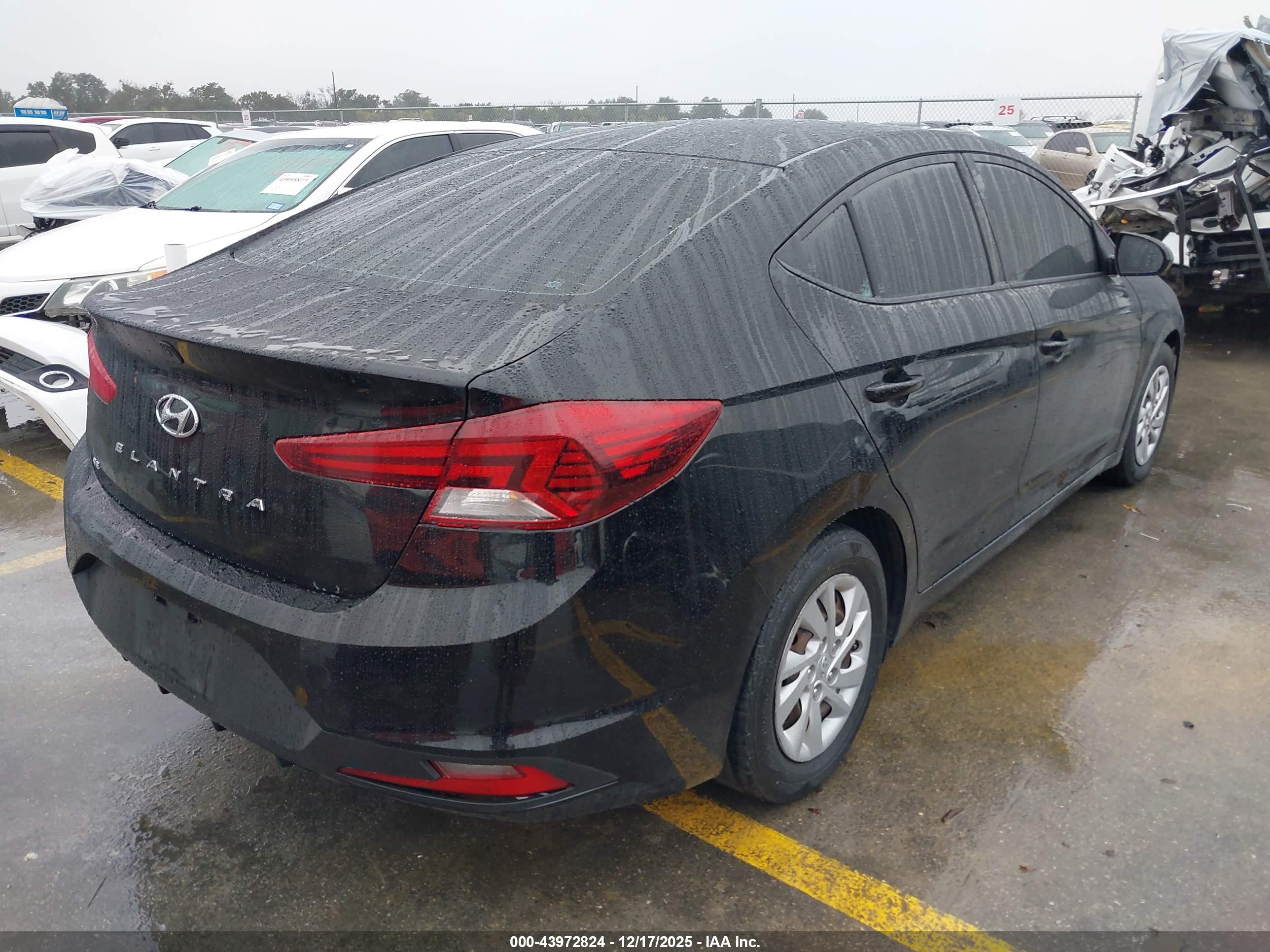 HYUNDAI ELANTRA image 4