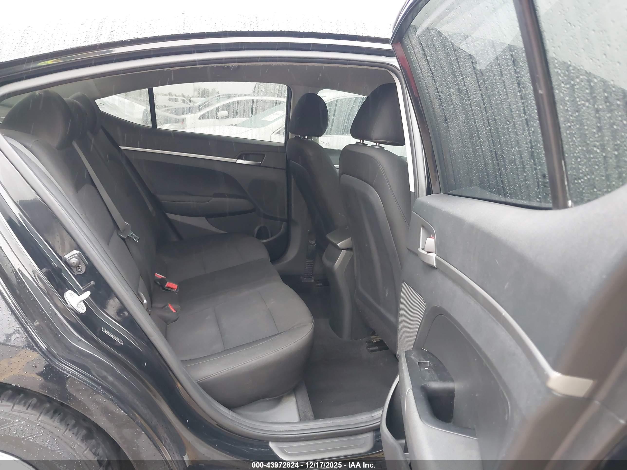 HYUNDAI ELANTRA image 8