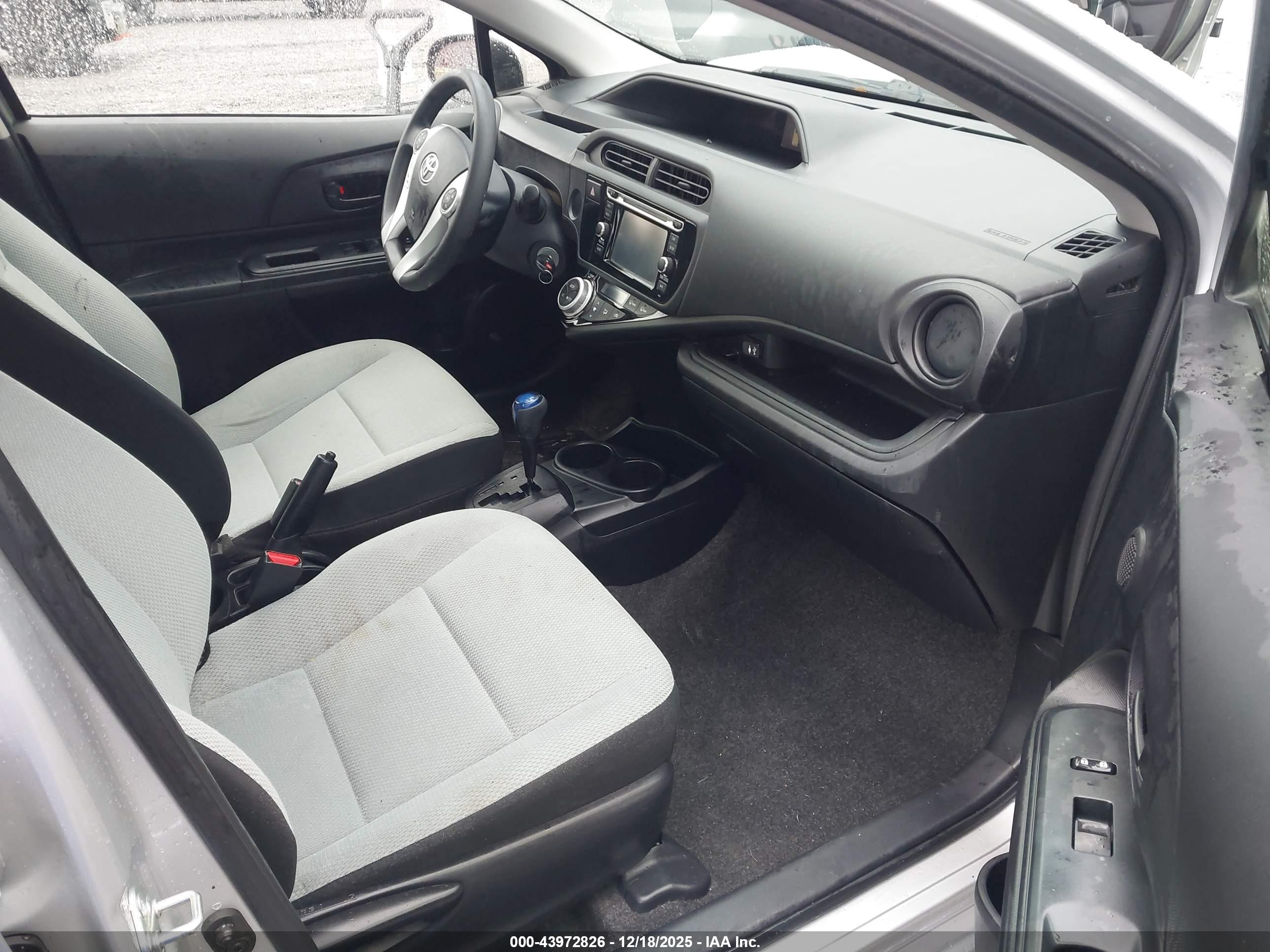 TOYOTA PRIUS image 5
