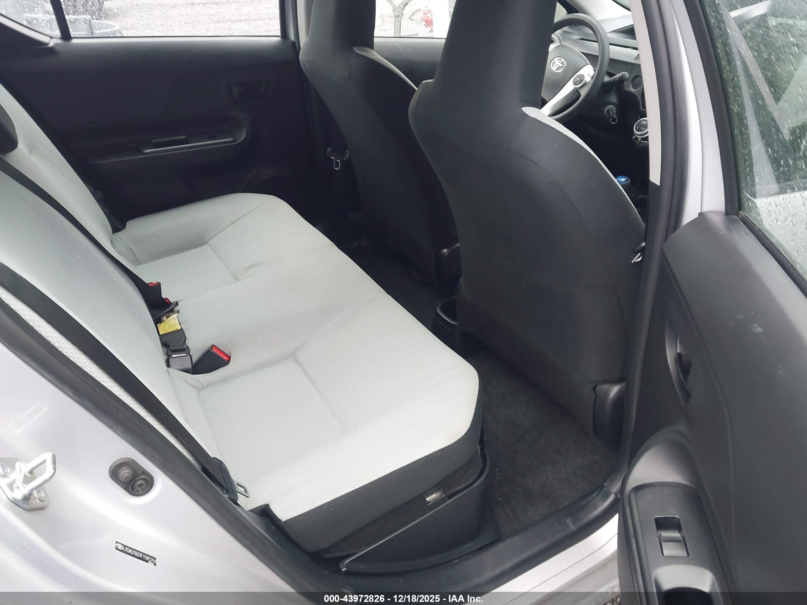 TOYOTA PRIUS image 8