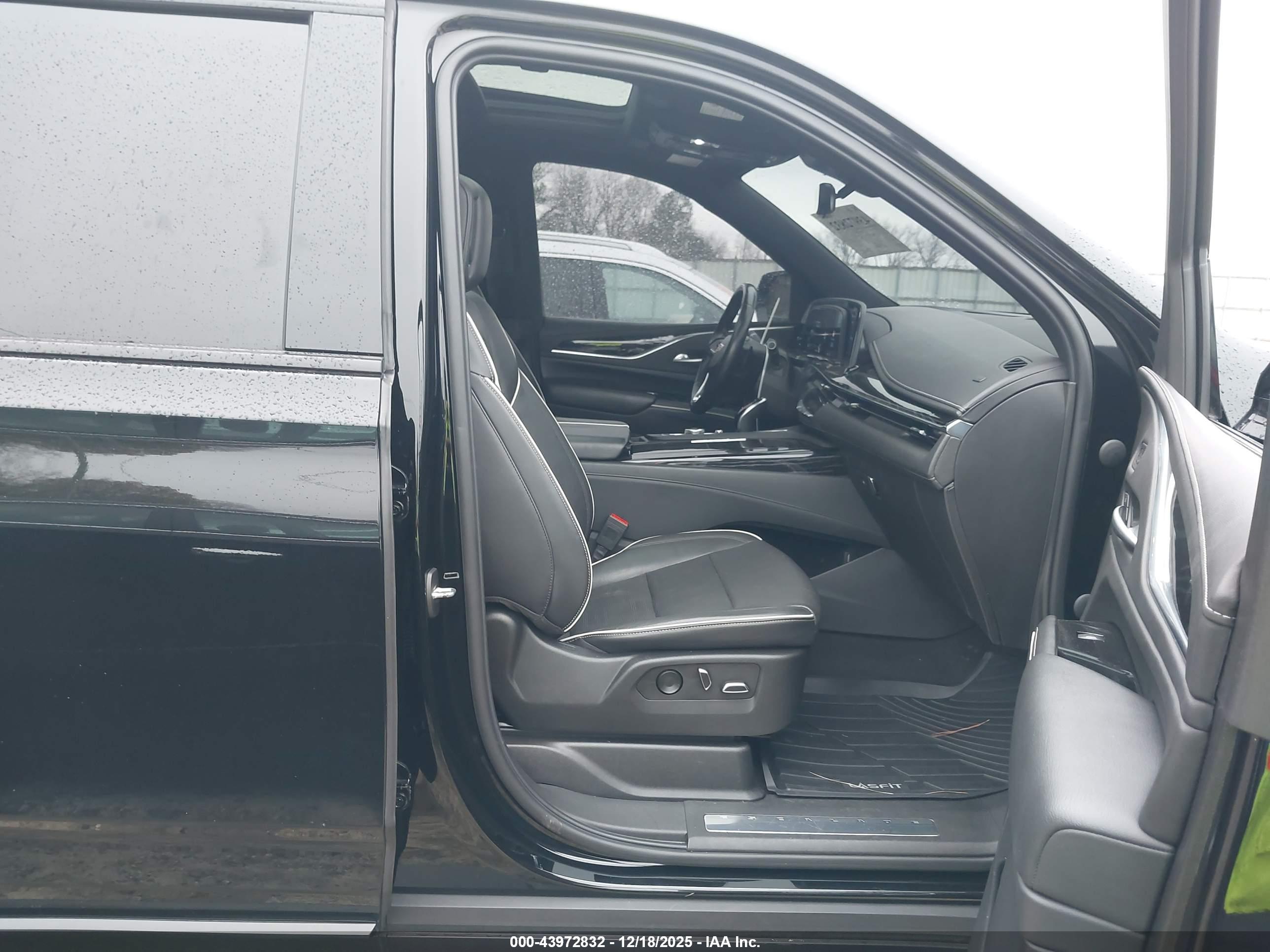 CADILLAC ESCALADE image 5