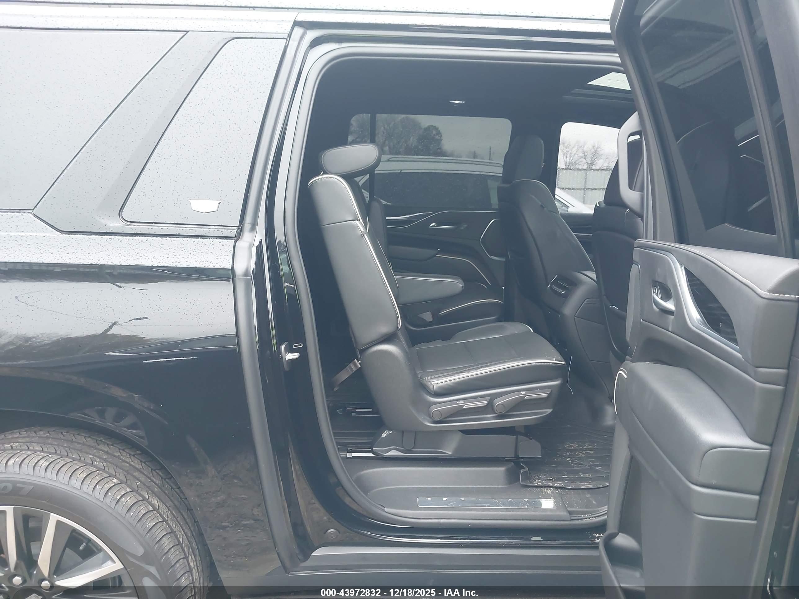 CADILLAC ESCALADE image 8