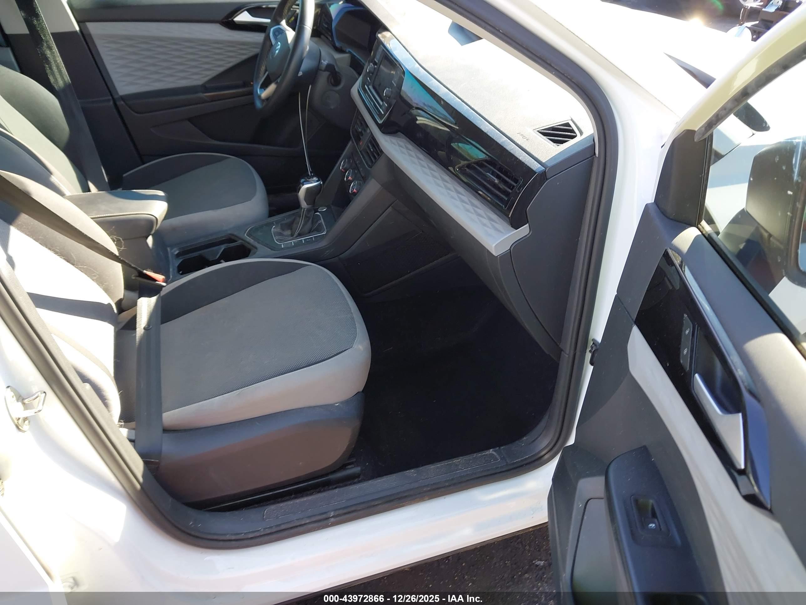 VOLKSWAGEN TAOS image 5