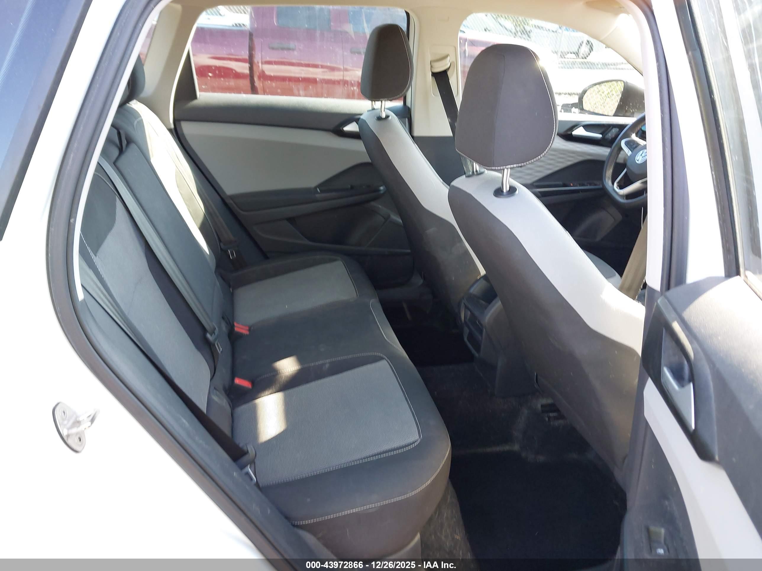 VOLKSWAGEN TAOS image 8