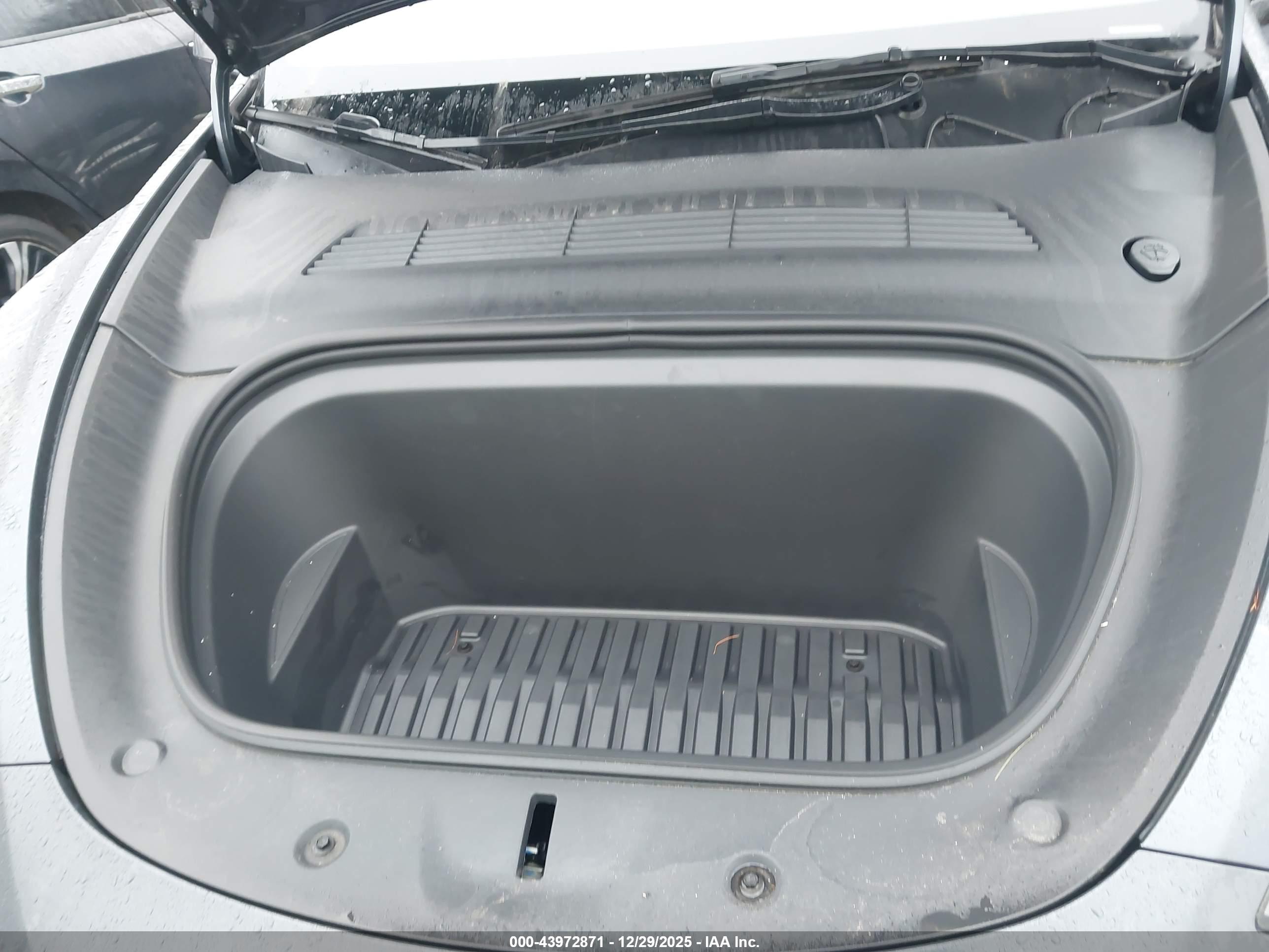 TESLA MODEL image 10