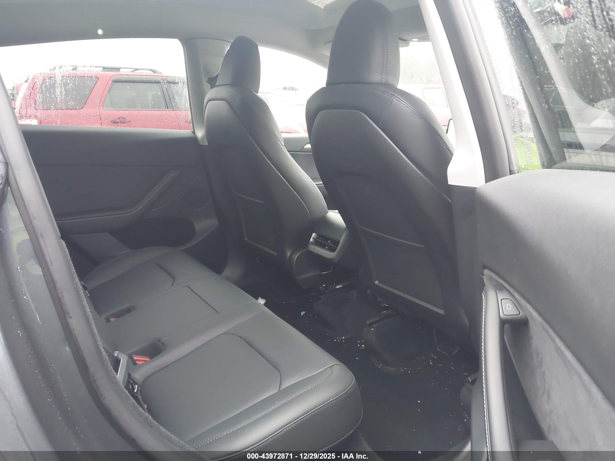 TESLA MODEL image 8