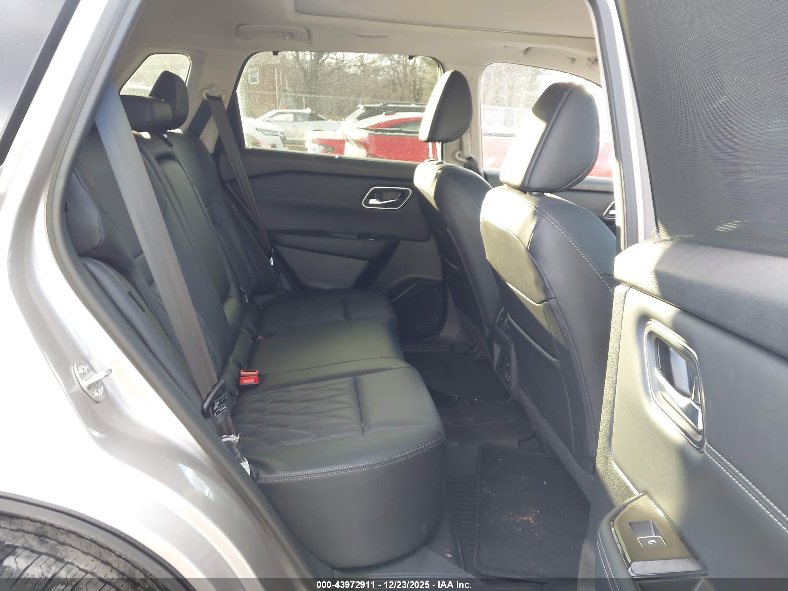 NISSAN ROGUE image 8