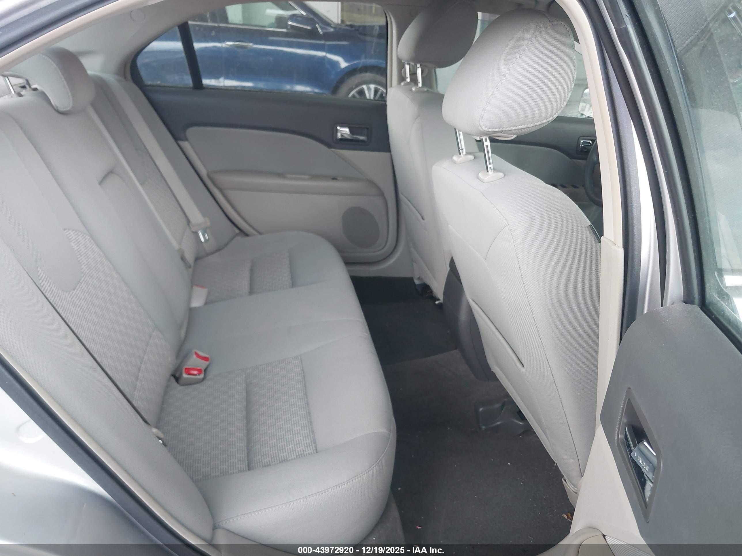 FORD FUSION image 8