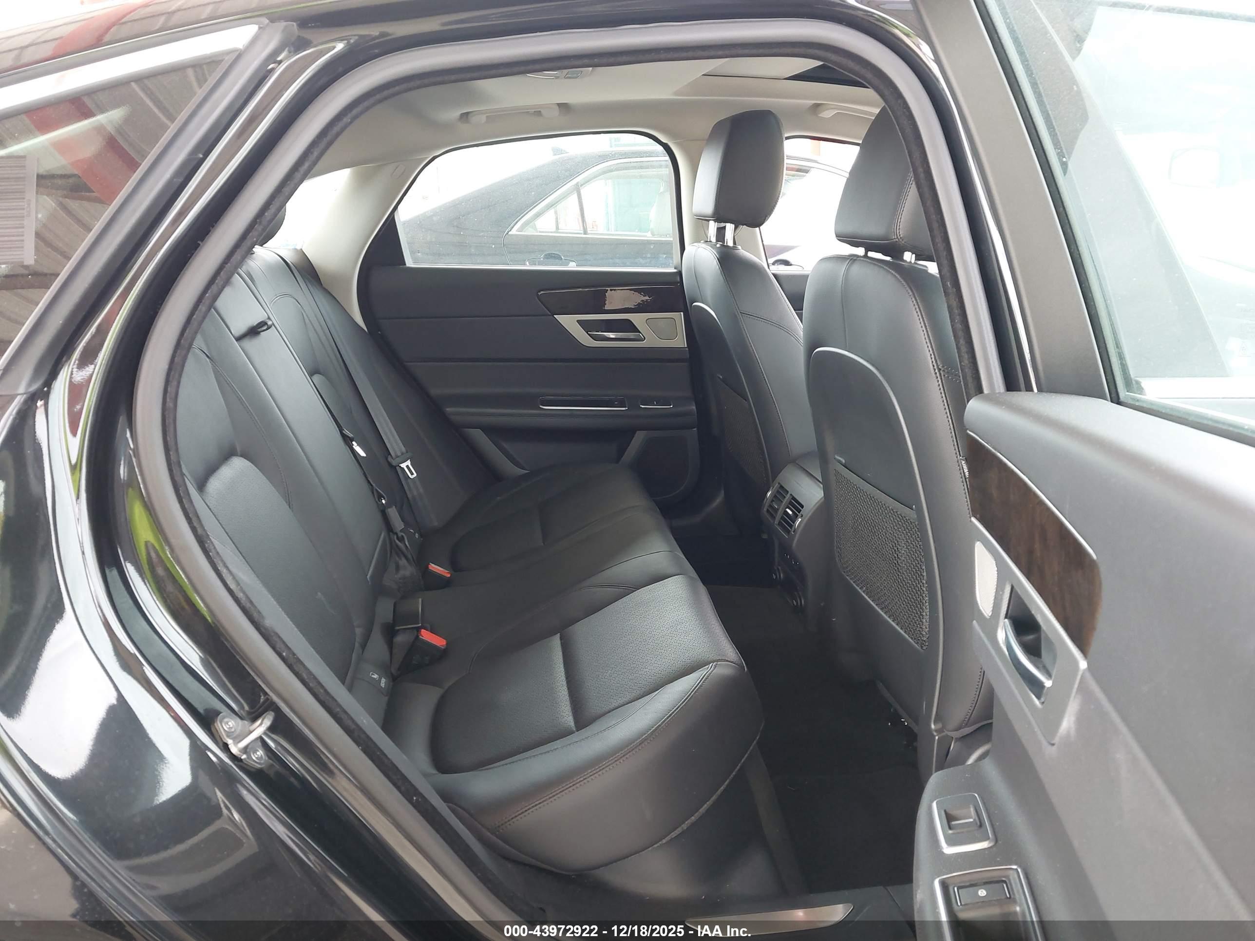 JAGUAR XF image 8