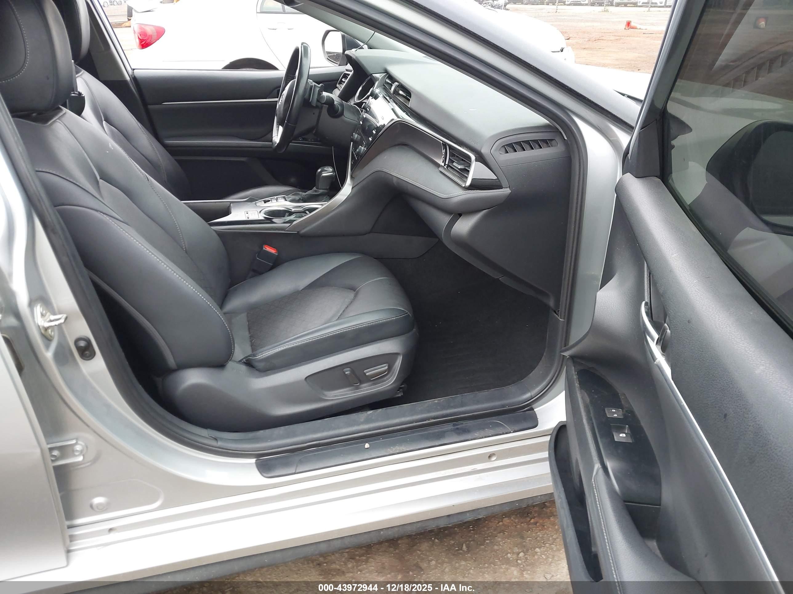 TOYOTA CAMRY image 5