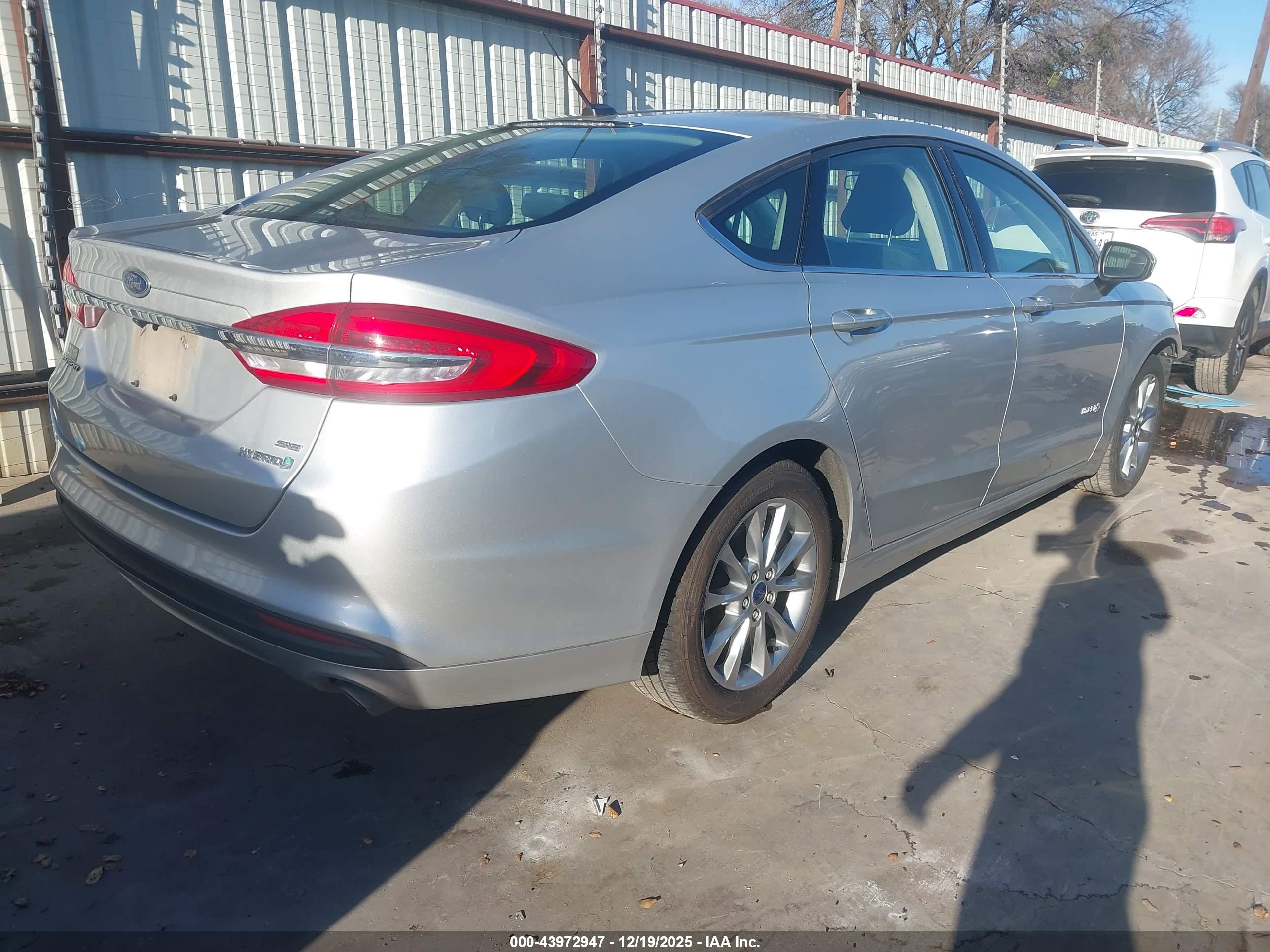 FORD FUSION image 4