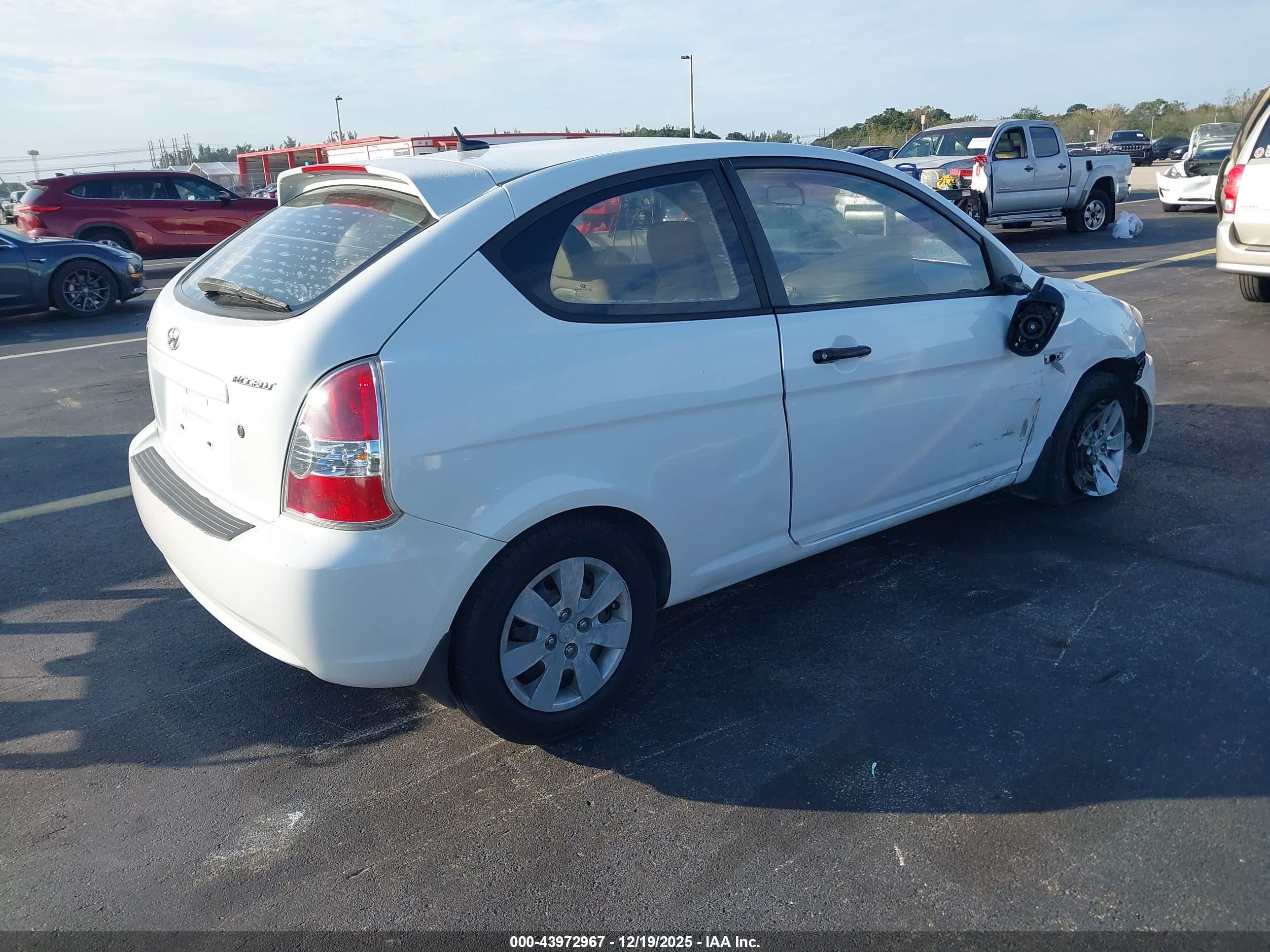 HYUNDAI ACCENT image 4