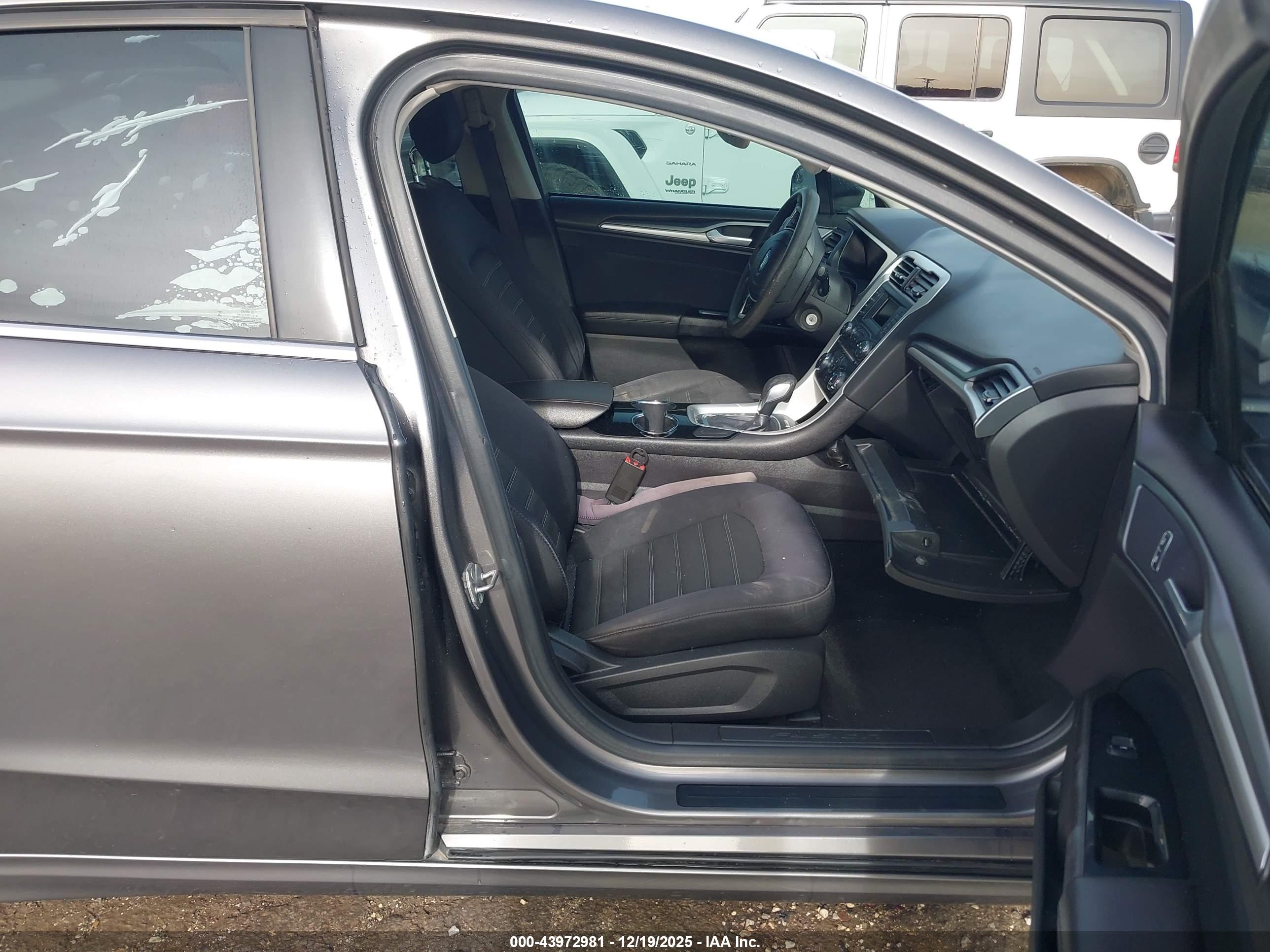 FORD FUSION image 5