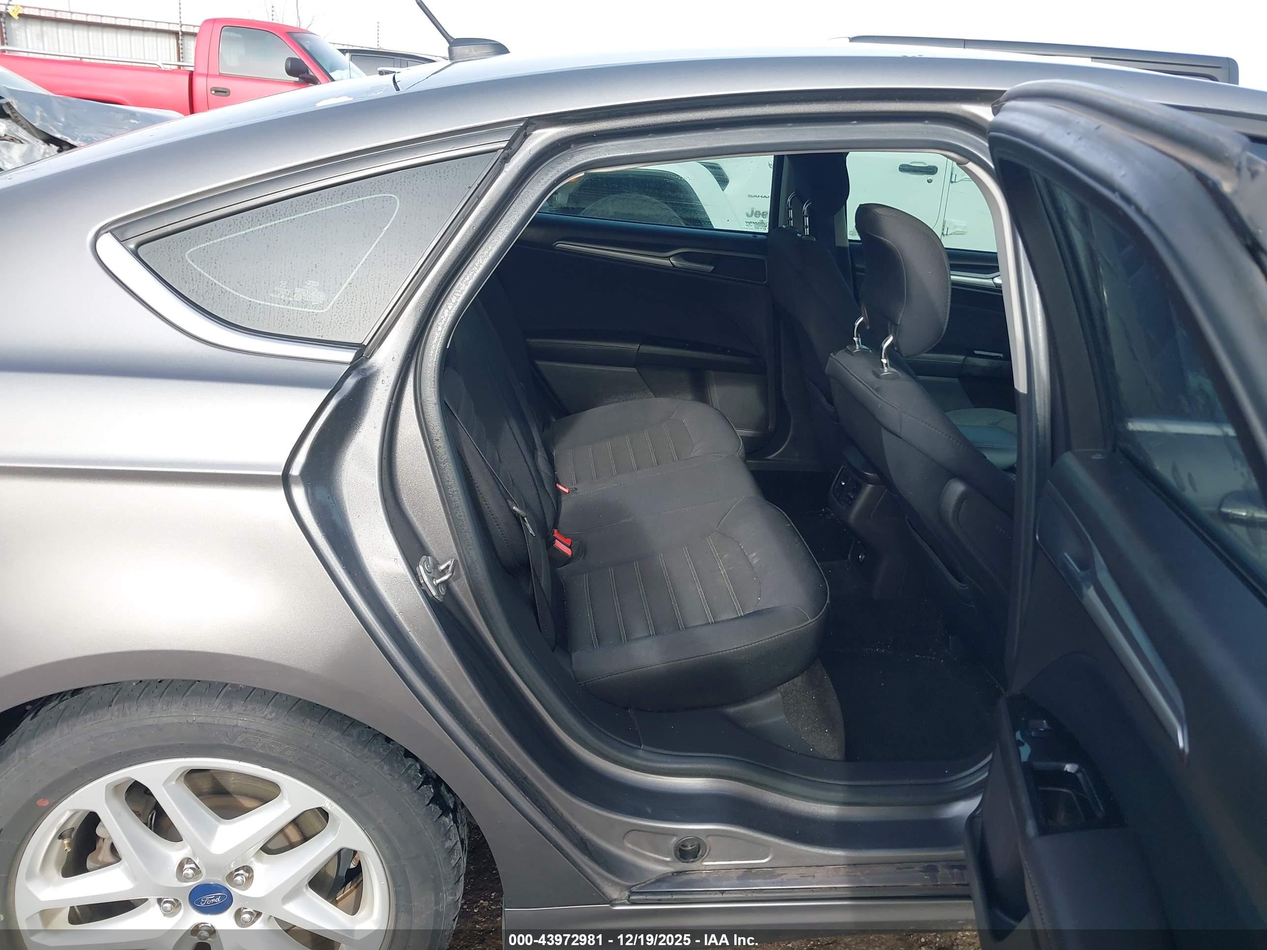 FORD FUSION image 8