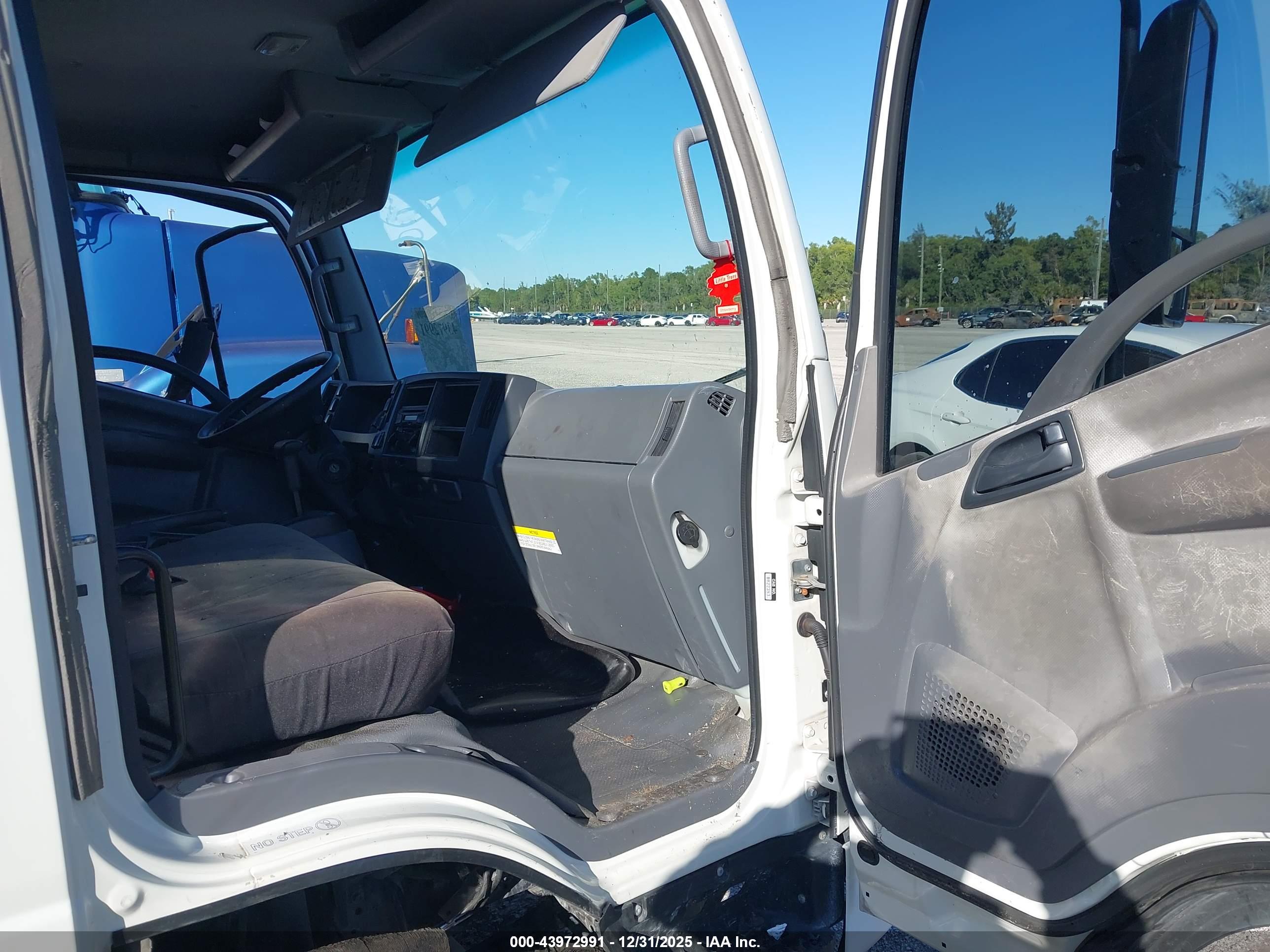 ISUZU NPR image 5
