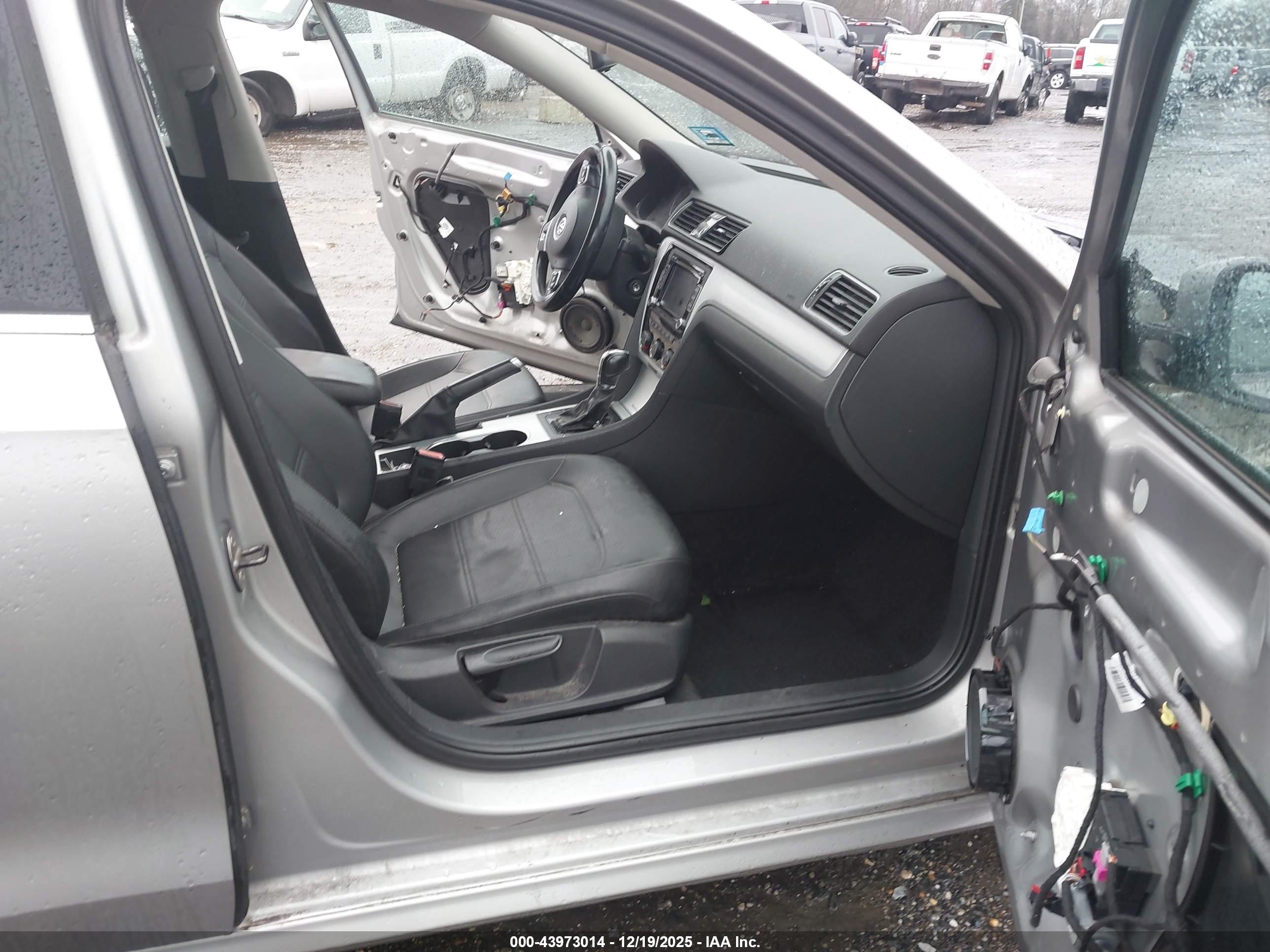 VOLKSWAGEN PASSAT image 5