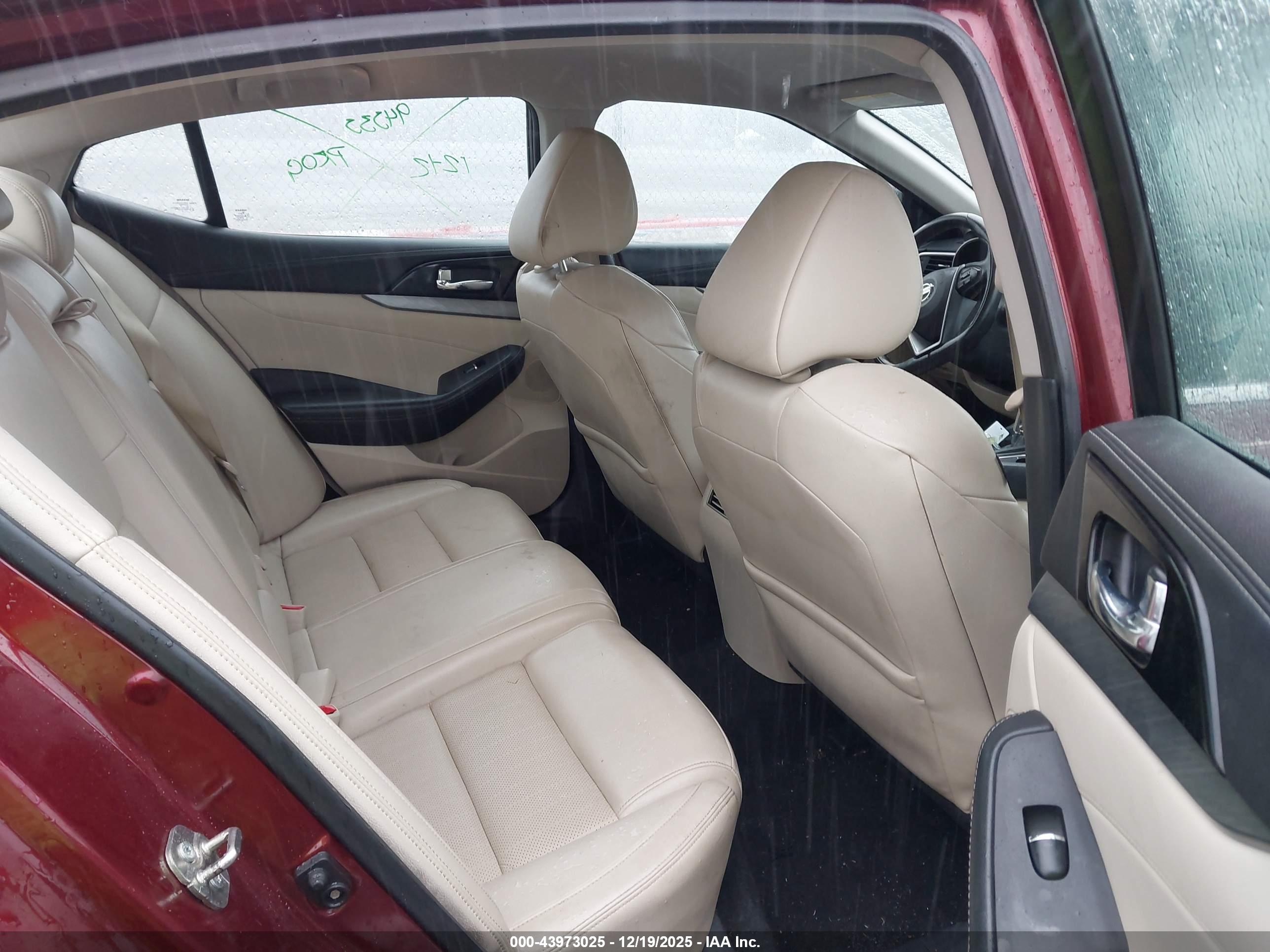 NISSAN MAXIMA image 8
