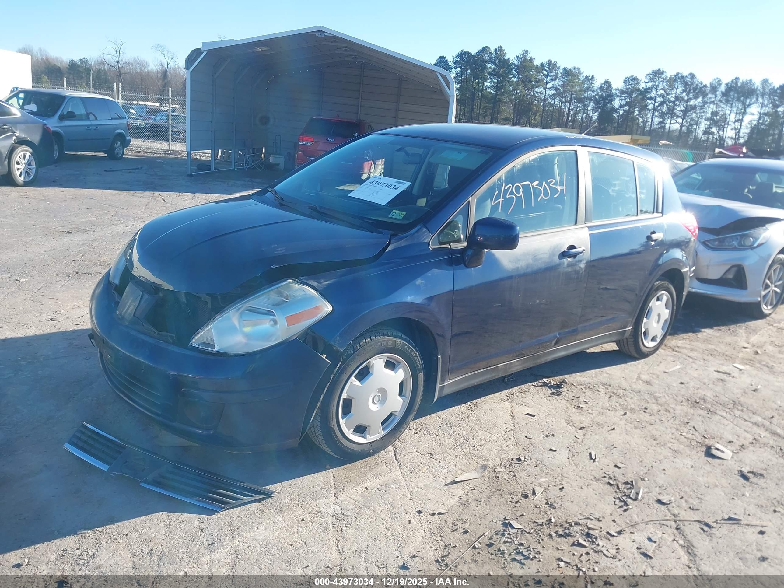 NISSAN VERSA image 2